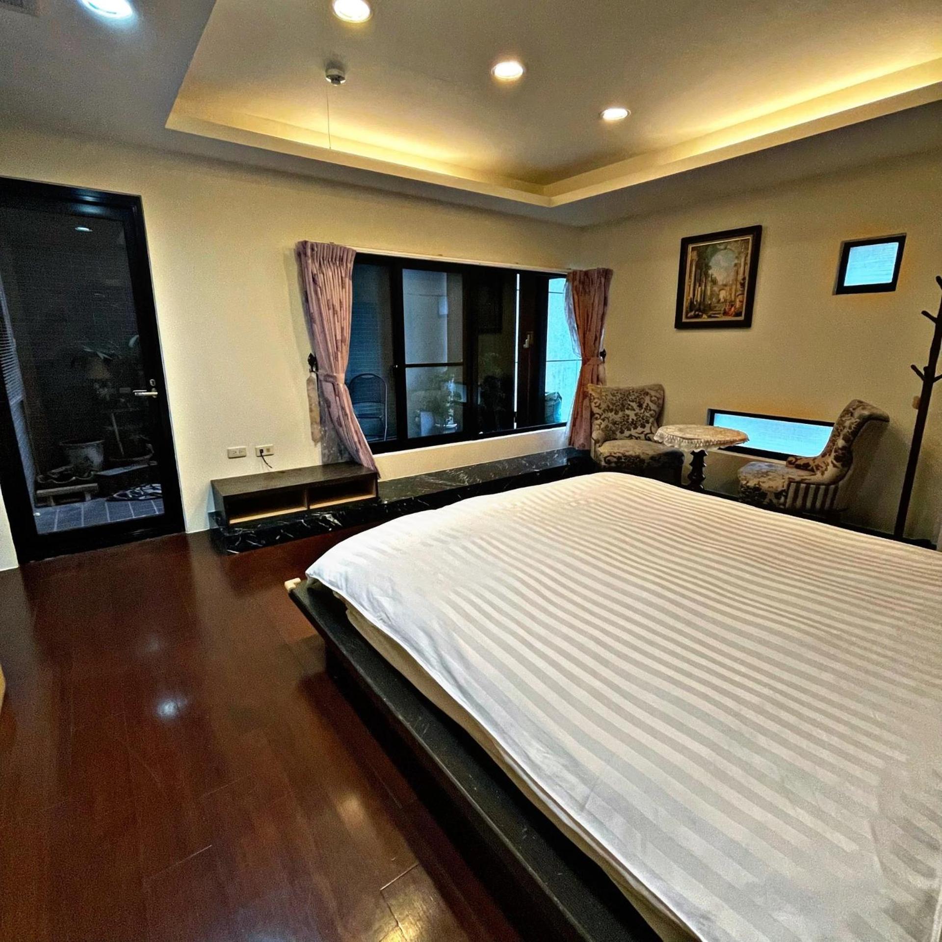 Five-Bedroom House - Photo 10