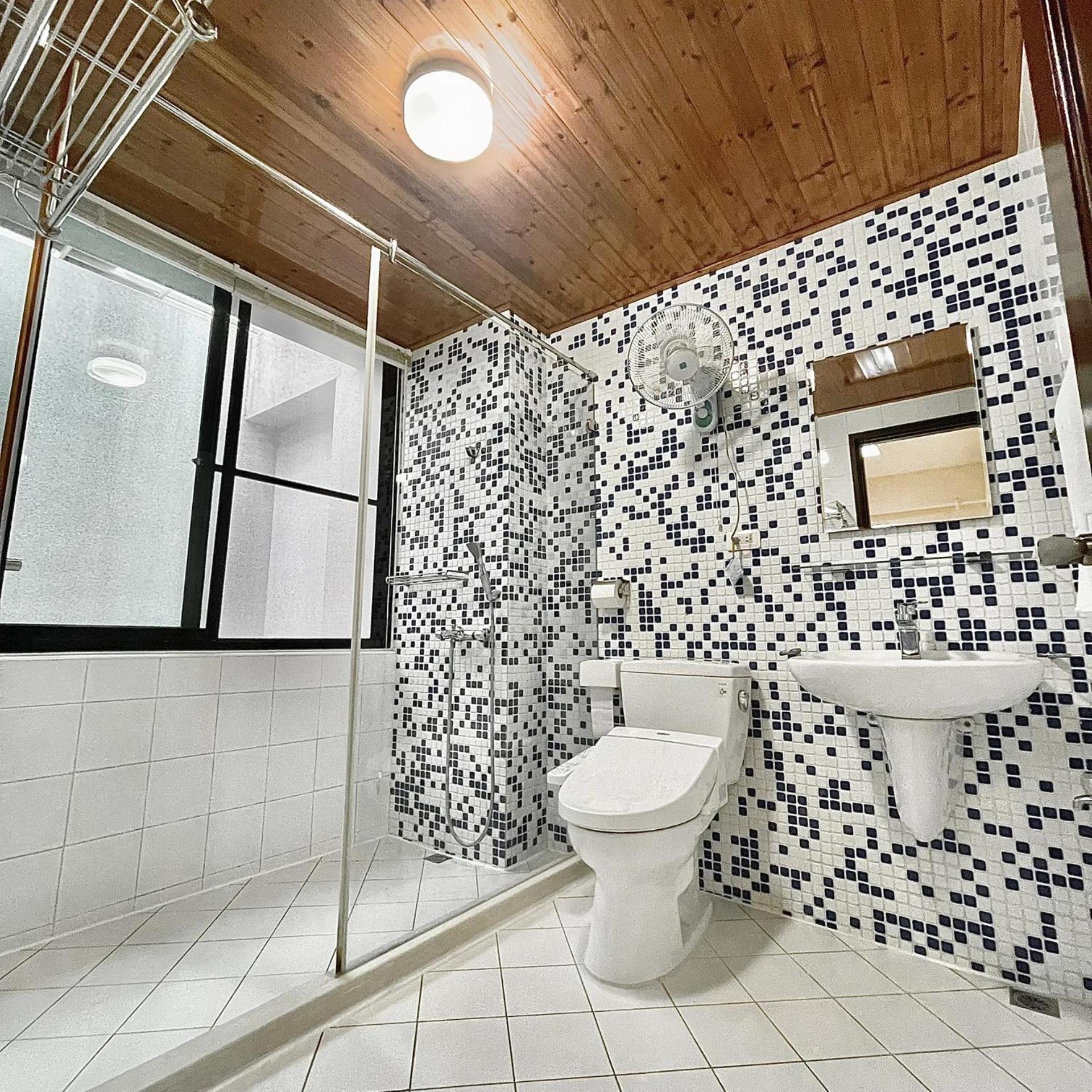 Five-Bedroom House - Photo 21