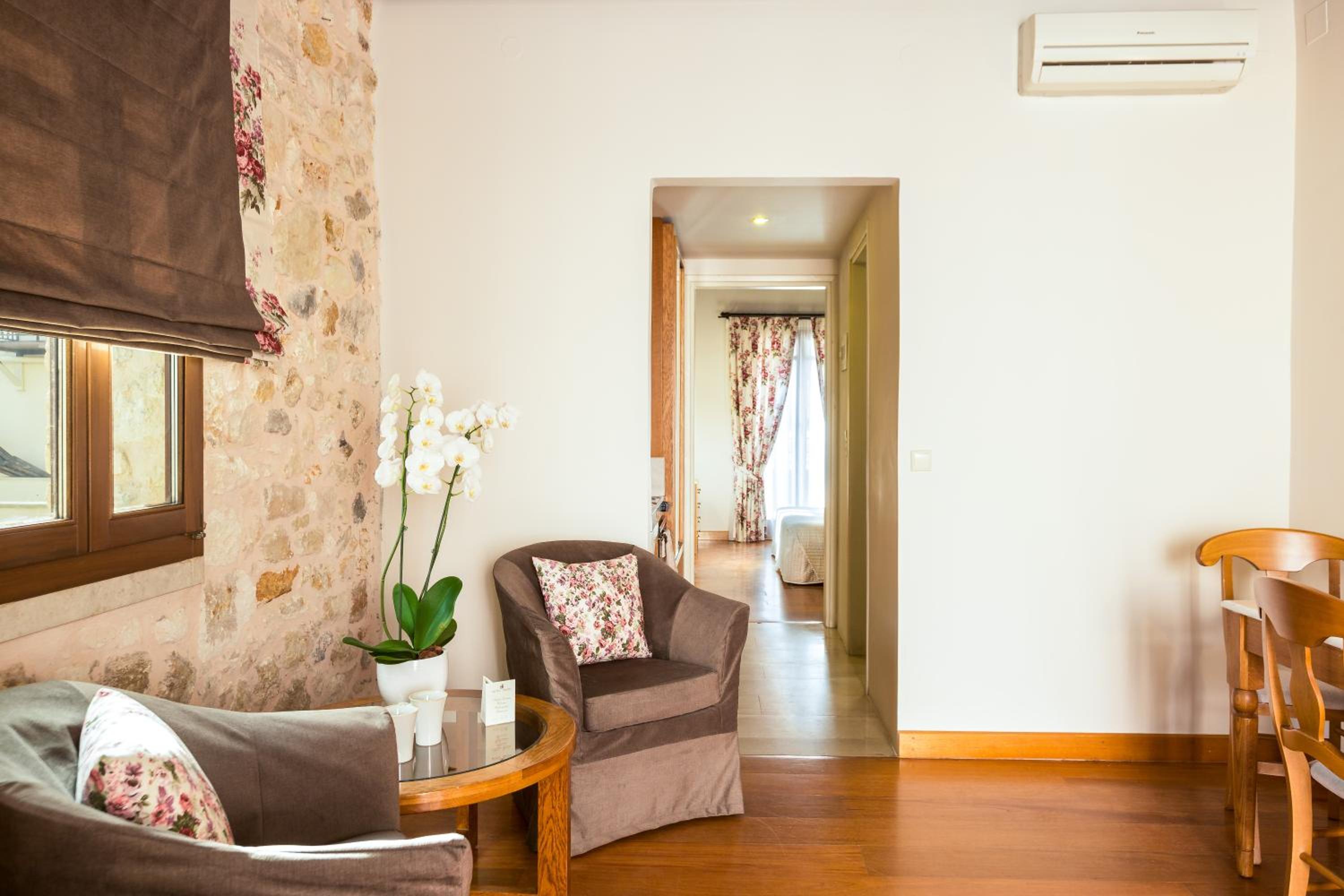 One-Bedroom Apartment - Photo 2