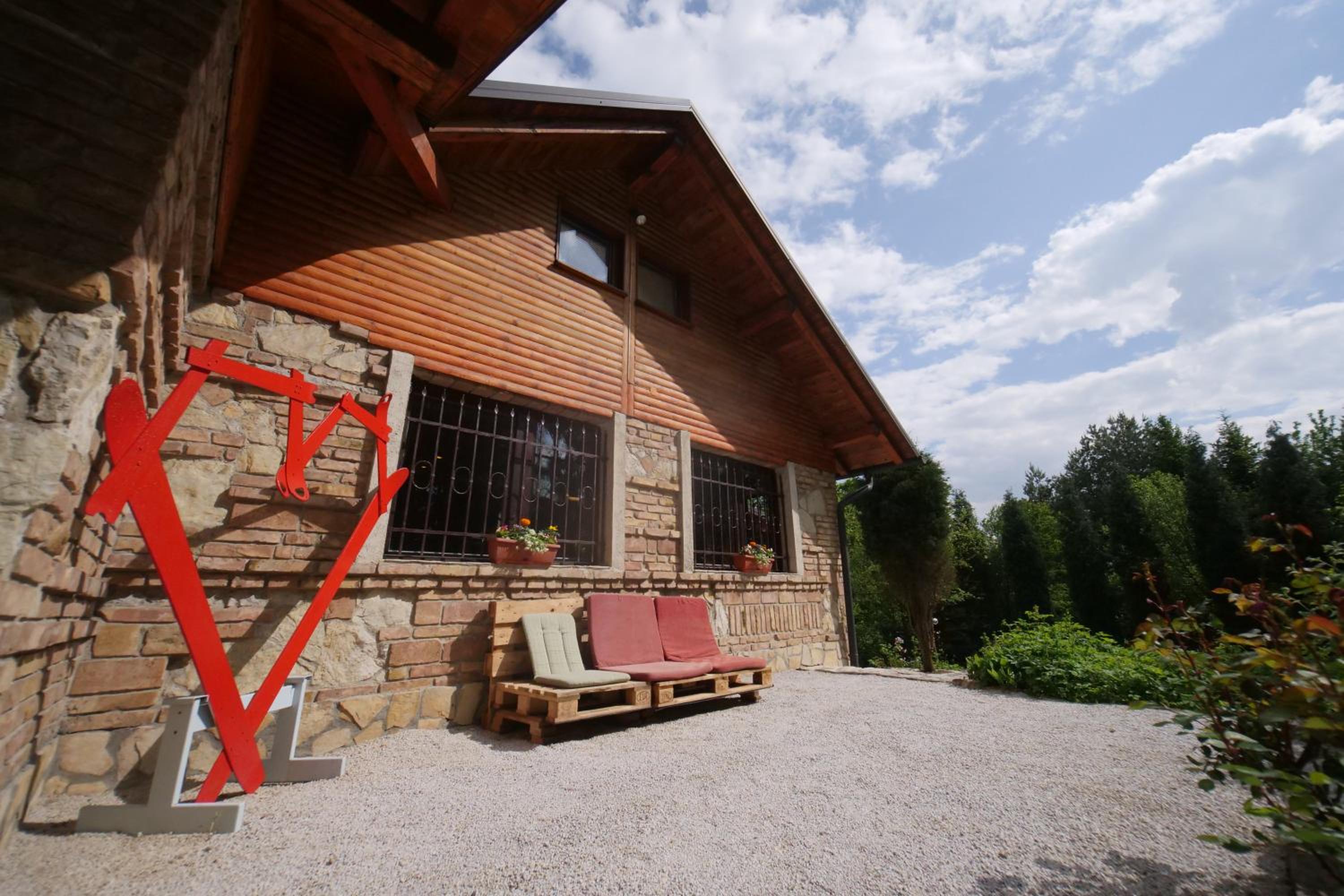 Five-Bedroom House photo 2