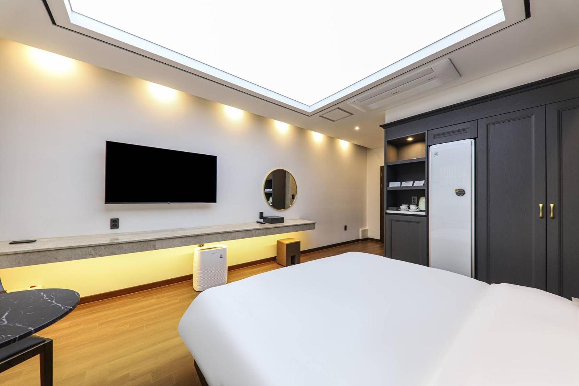 Deluxe Double Room with Bath - Photo 6