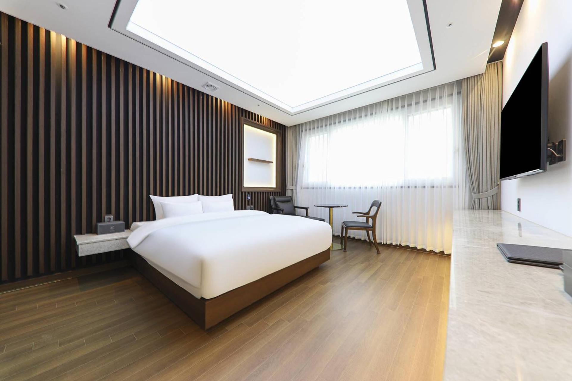 Deluxe Double Room with Bath - Photo 1