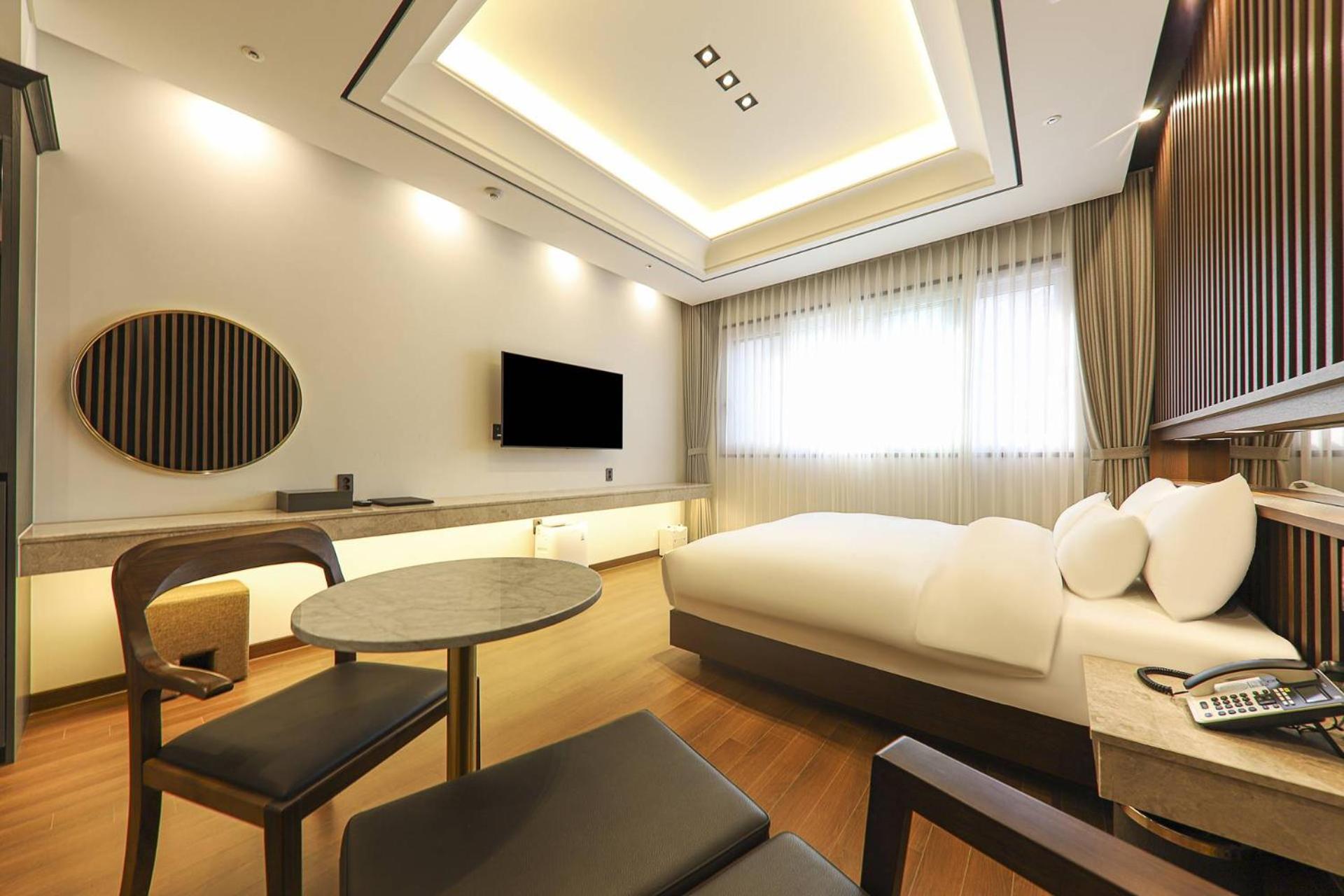 Deluxe Double Room with Bath - Photo 3