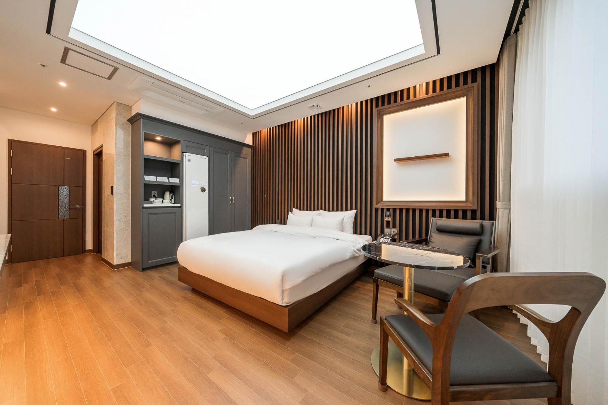Deluxe Double Room with Bath - Photo 7
