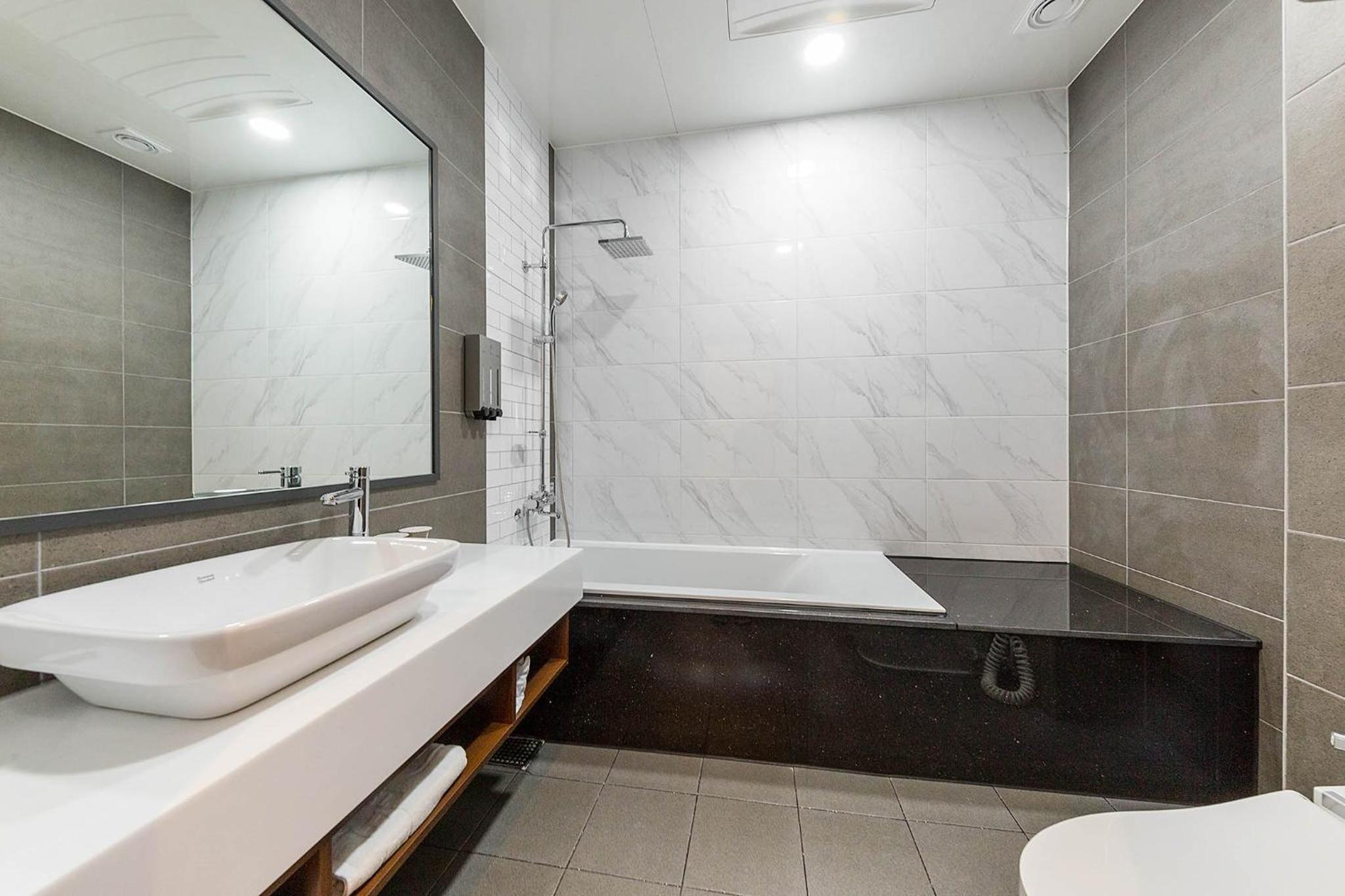 Deluxe Double Room with Bath - Photo 9