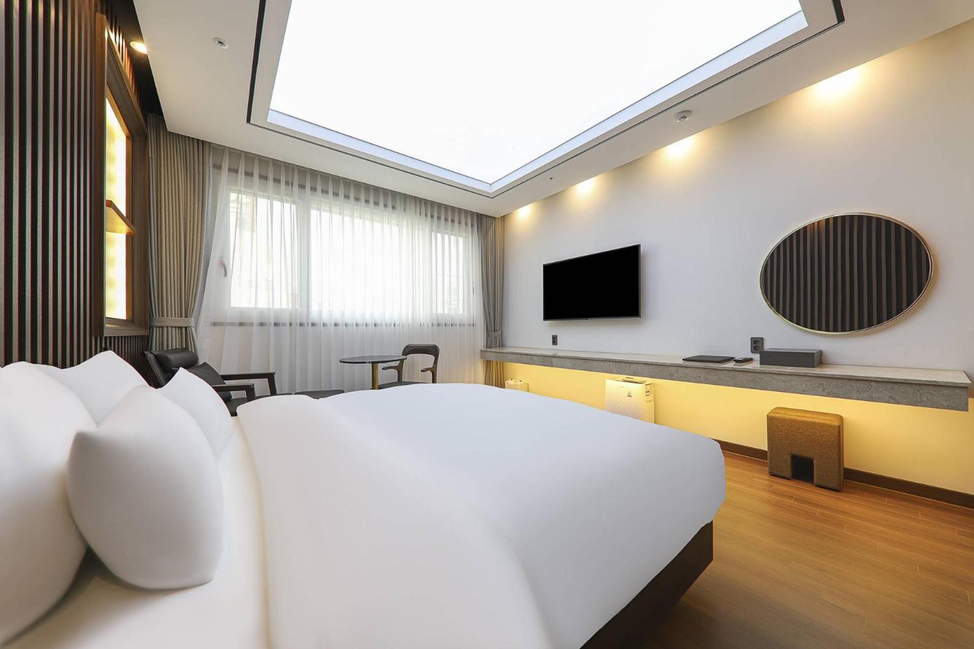 Deluxe Double Room with Bath - Photo 5