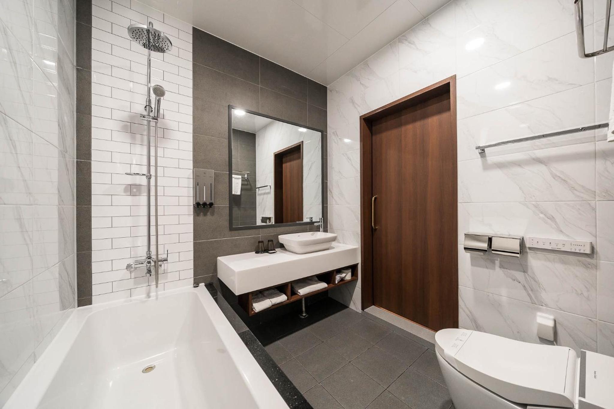 Deluxe Double Room with Bath - Photo 10