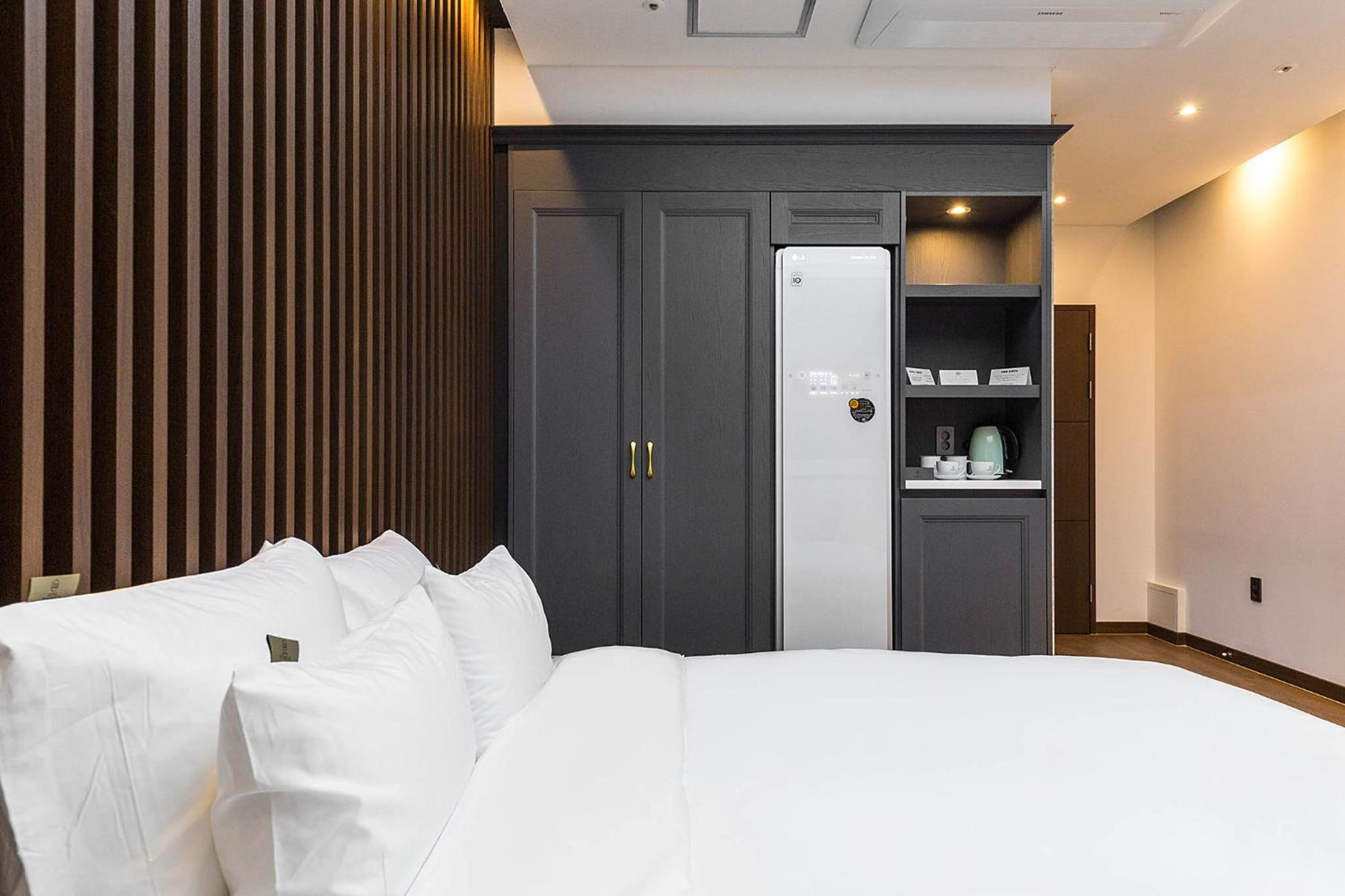 Deluxe Double Room with Bath - Photo 8
