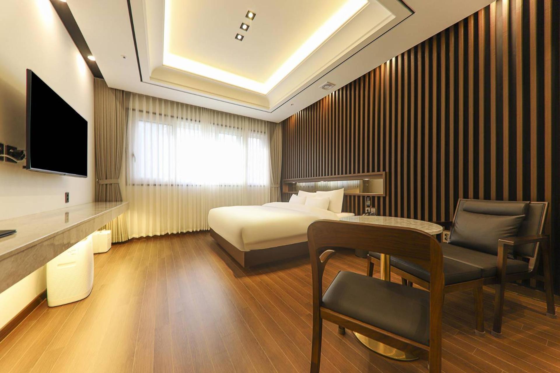 Deluxe Double Room with Bath - Photo 2