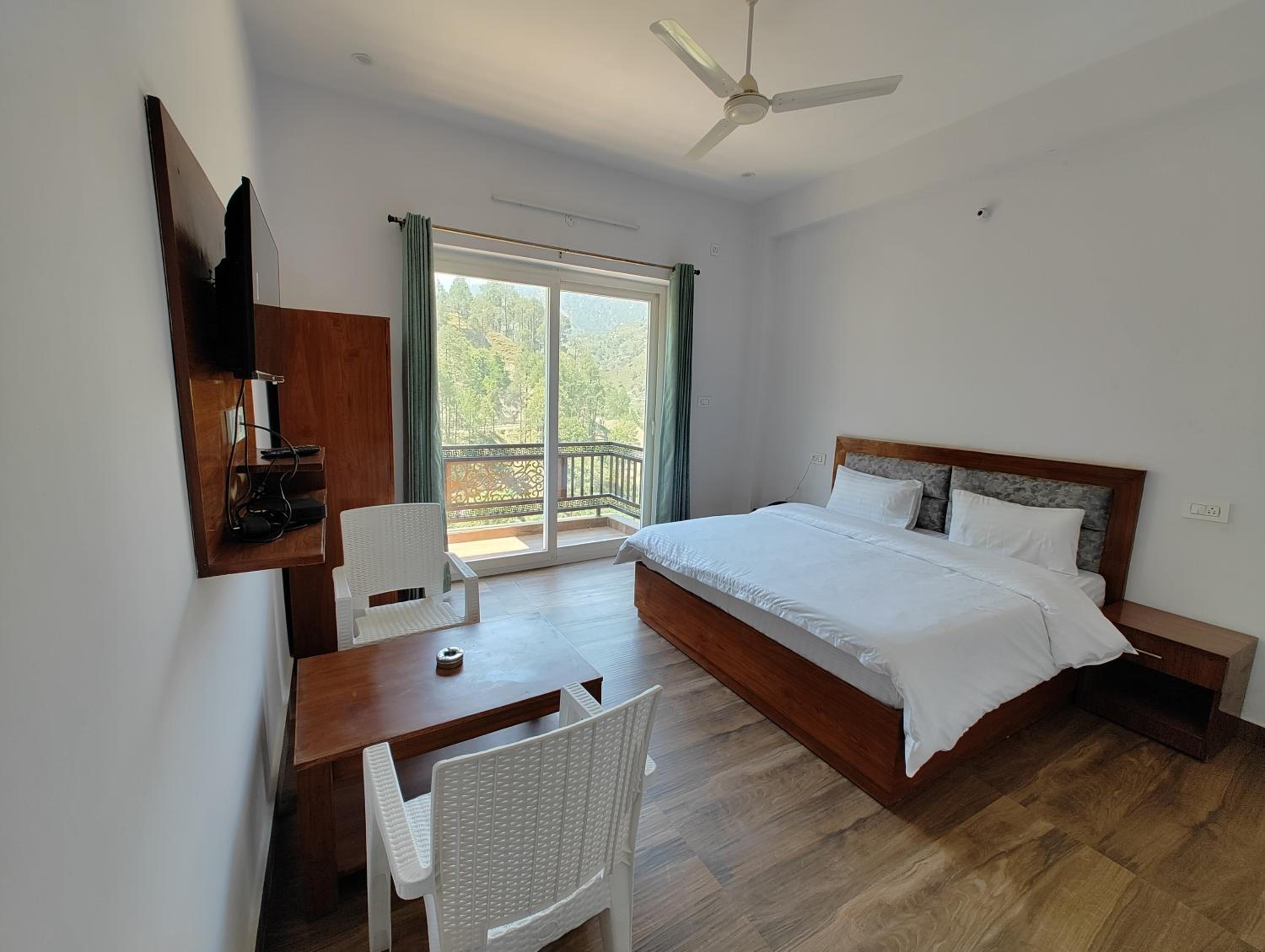 Suite with Mountain View