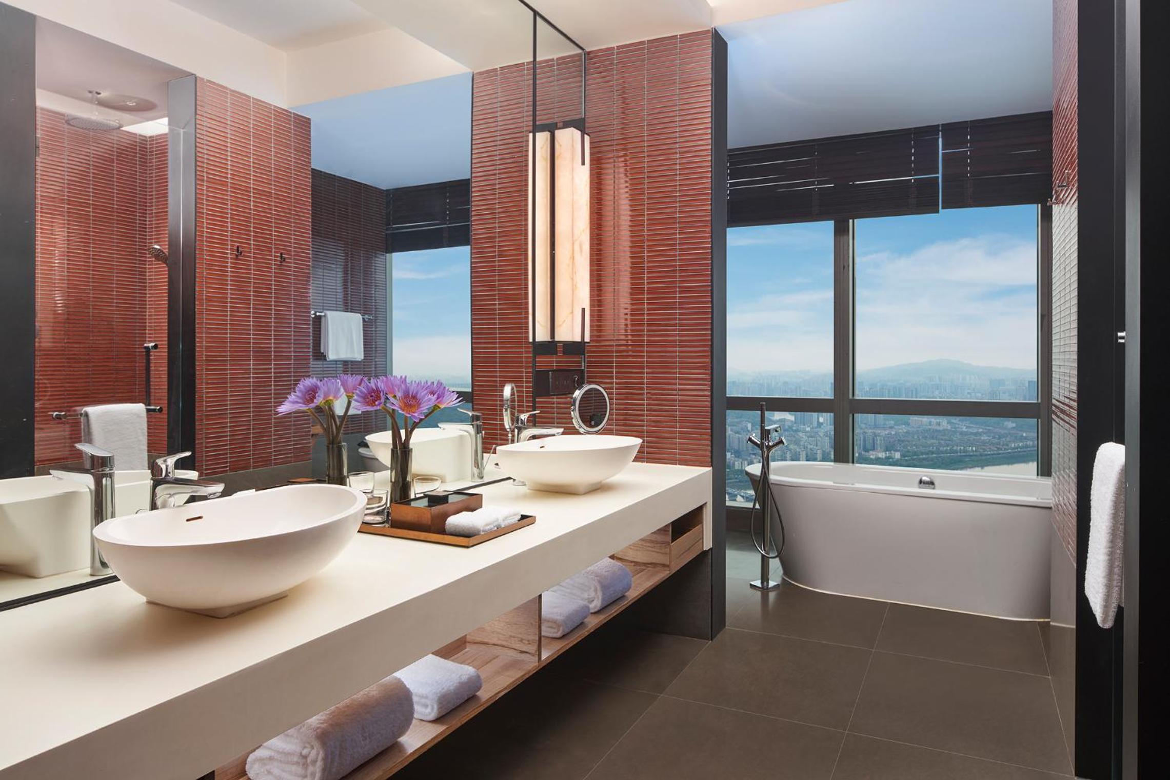 Grand Deluxe King Room with River View photo 3