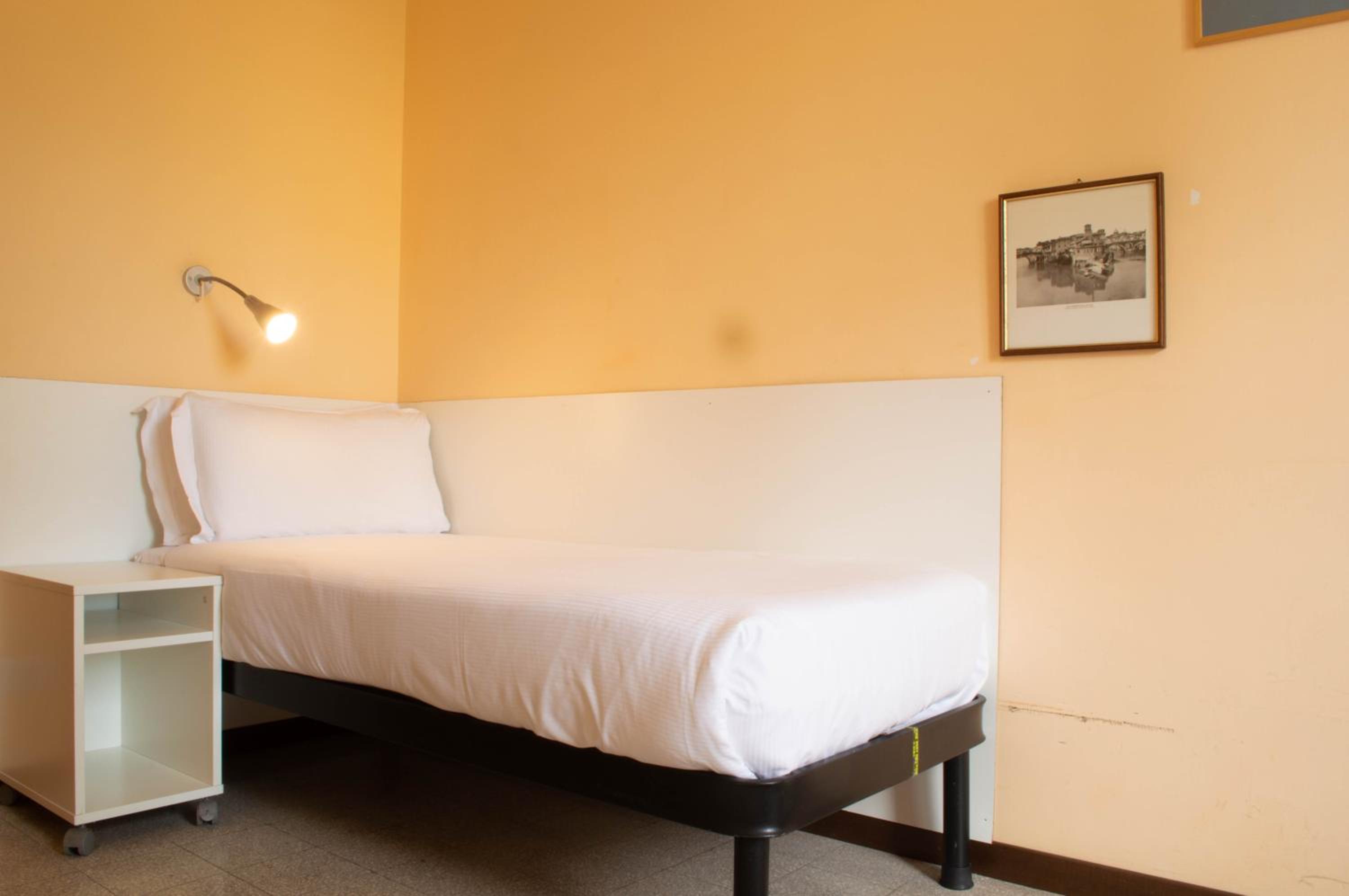 Economy Single Room with Shared Bathroom photo 3
