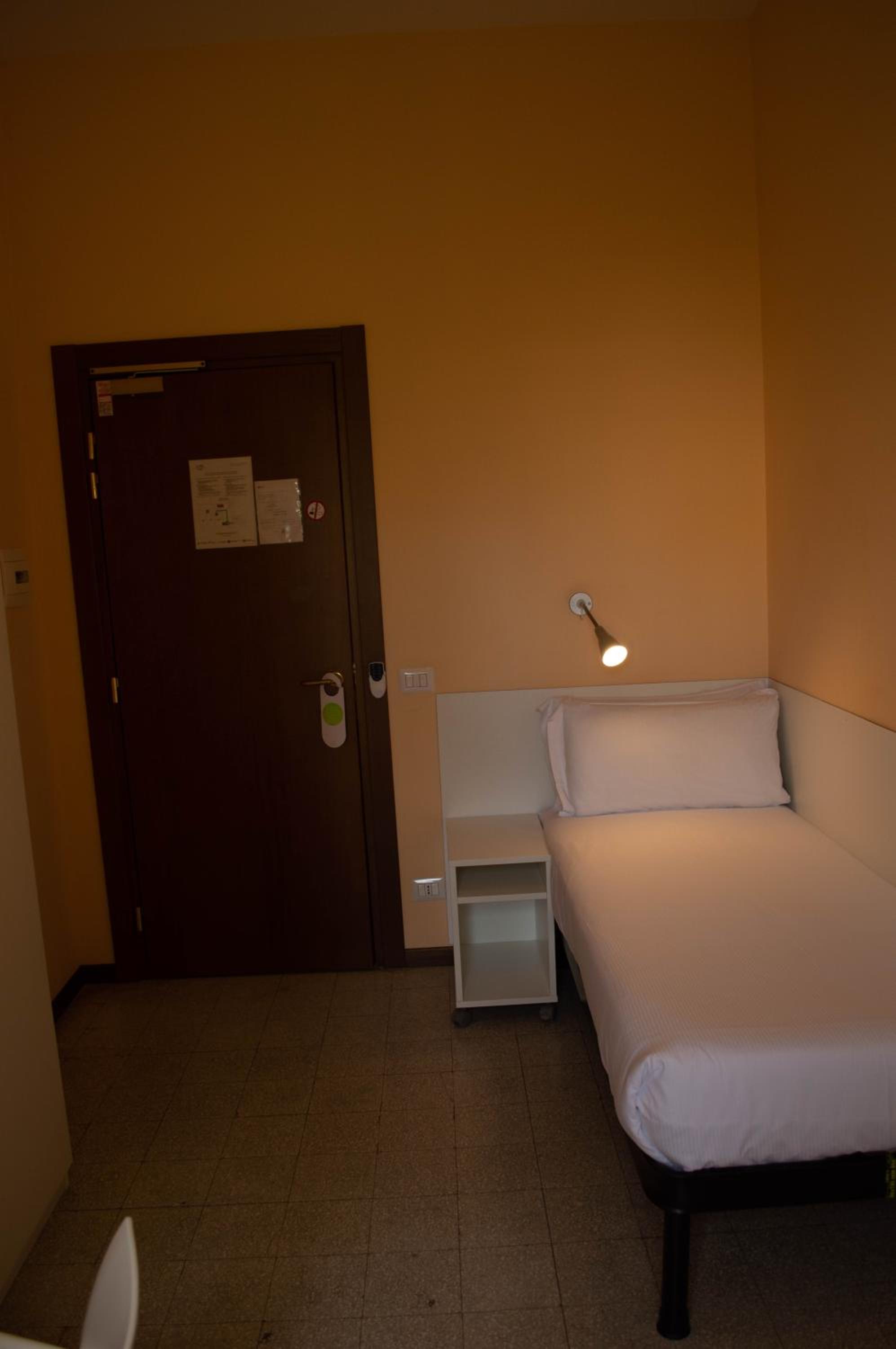 Economy Single Room with Shared Bathroom photo 2