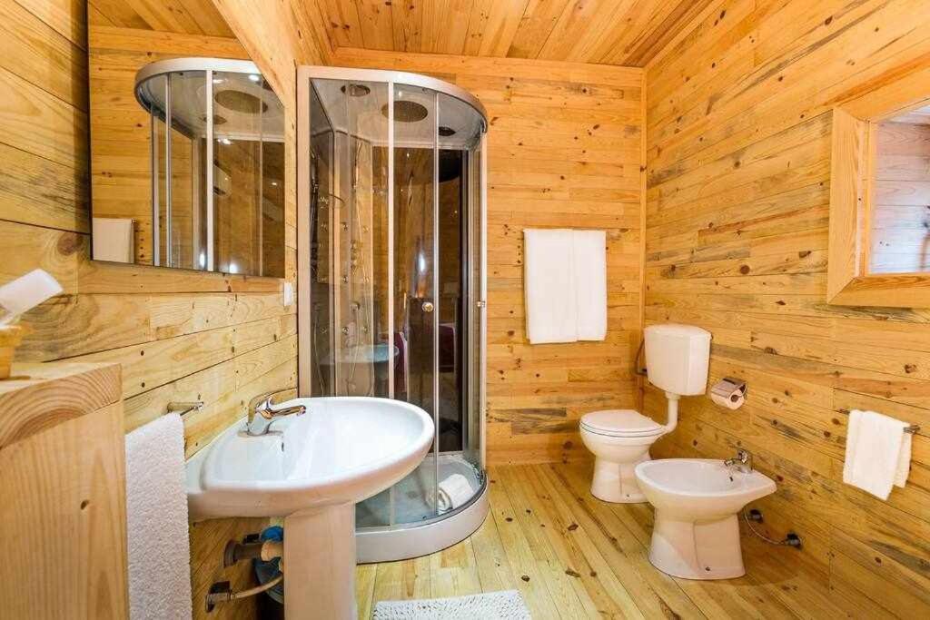 Six-Bedroom House - Photo 25