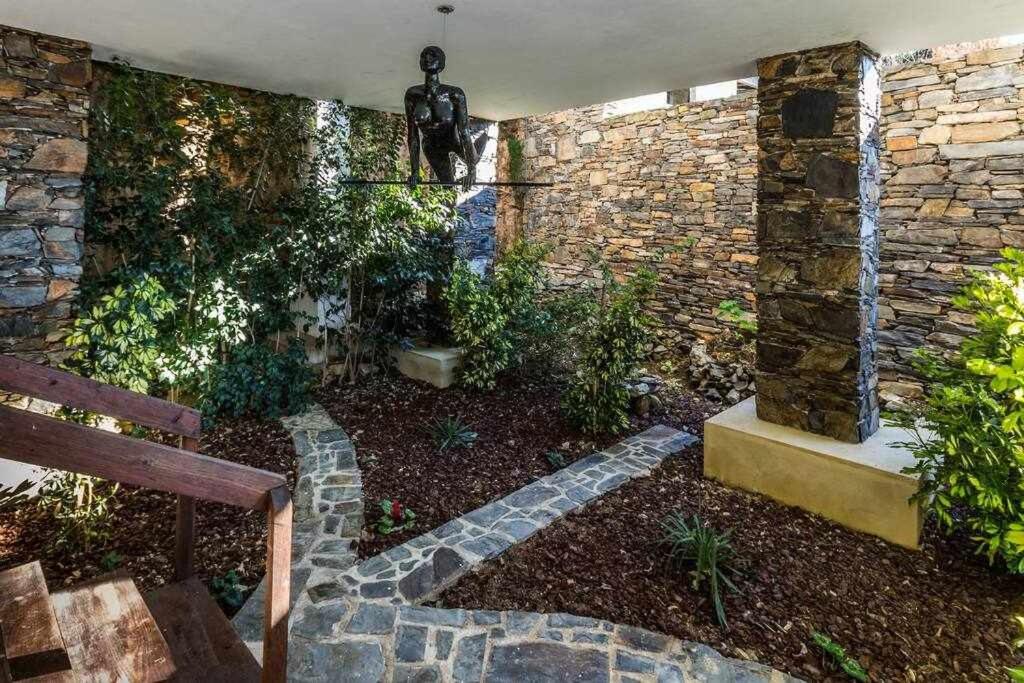 Six-Bedroom House - Photo 2