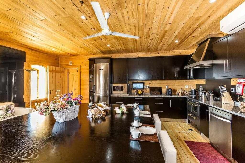 Six-Bedroom House - Photo 29