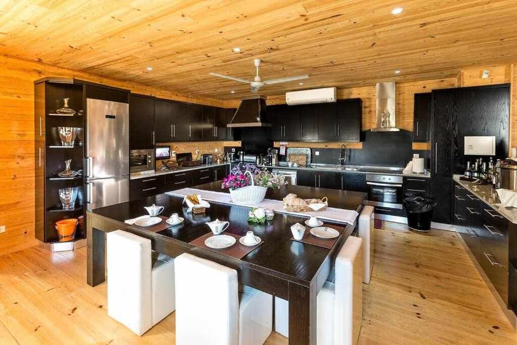 Six-Bedroom House - Photo 30