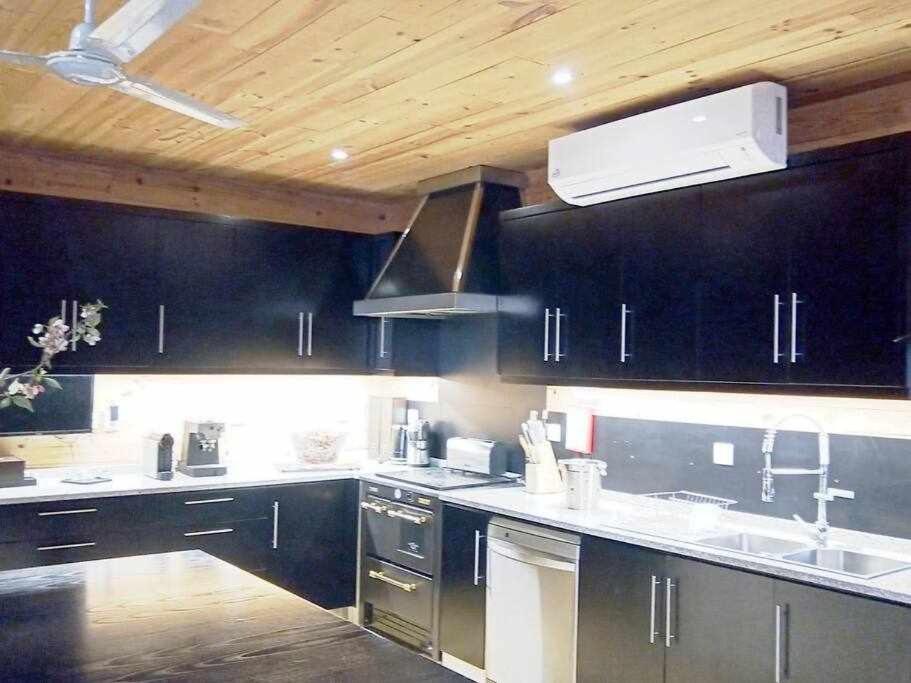 Six-Bedroom House - Photo 31