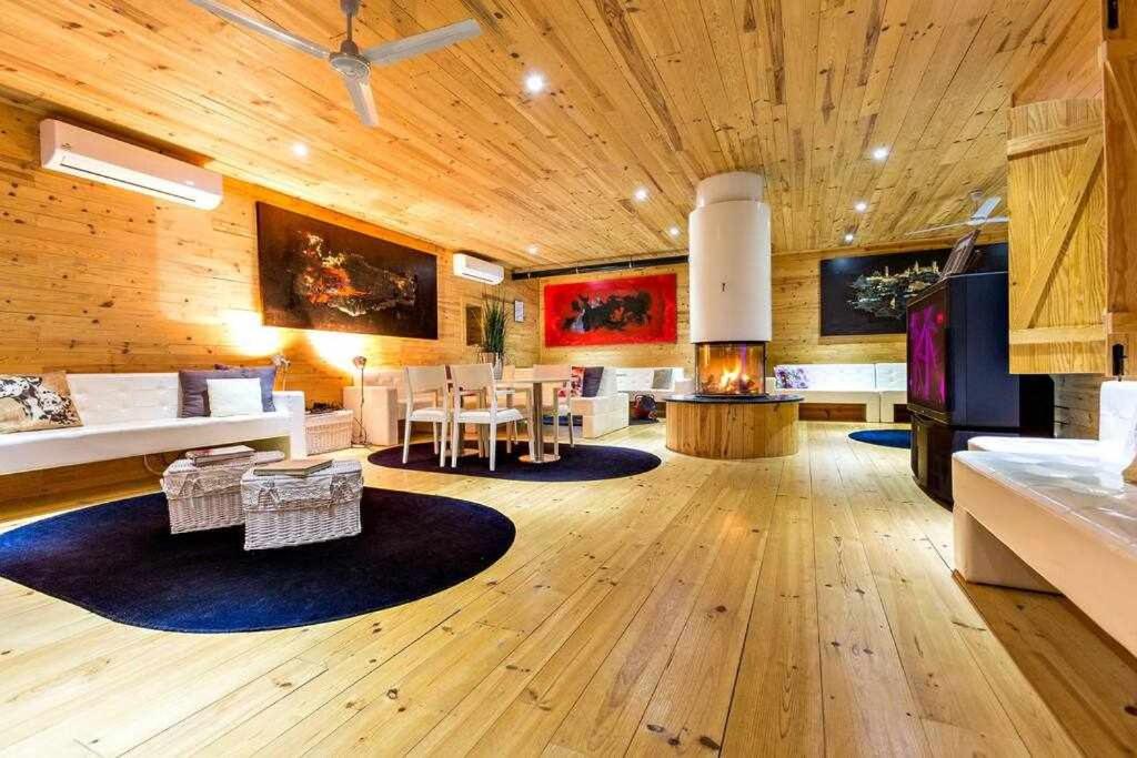 Six-Bedroom House - Photo 32