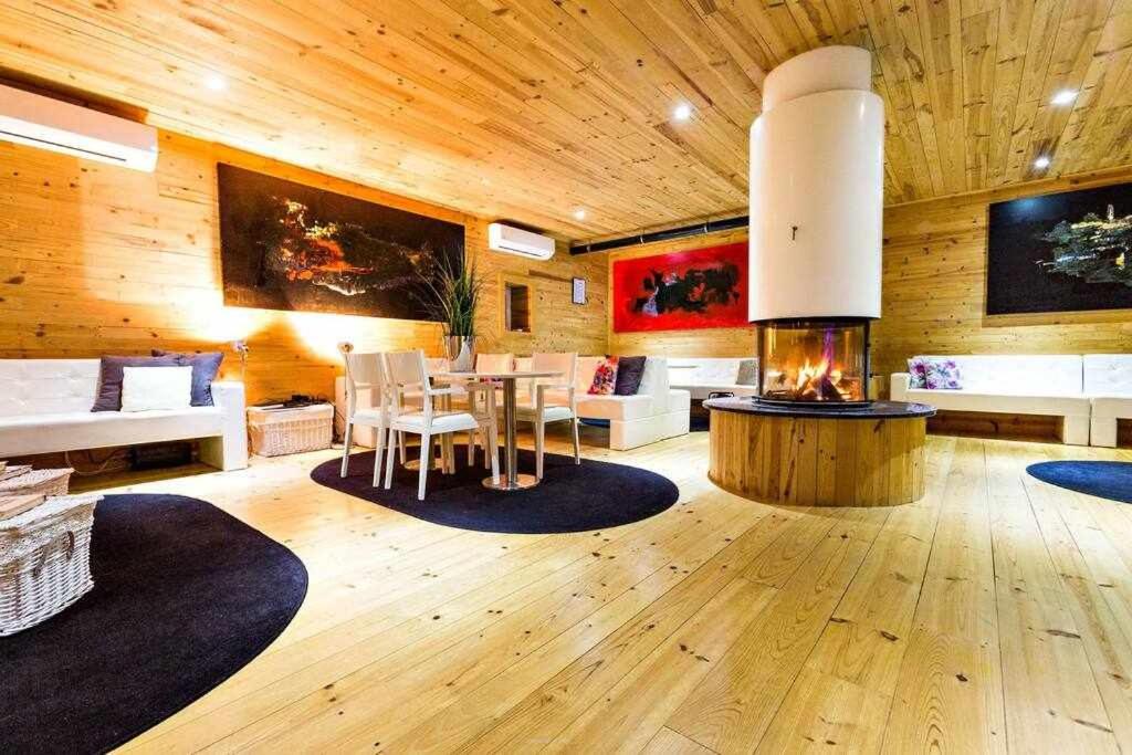 Six-Bedroom House - Photo 33