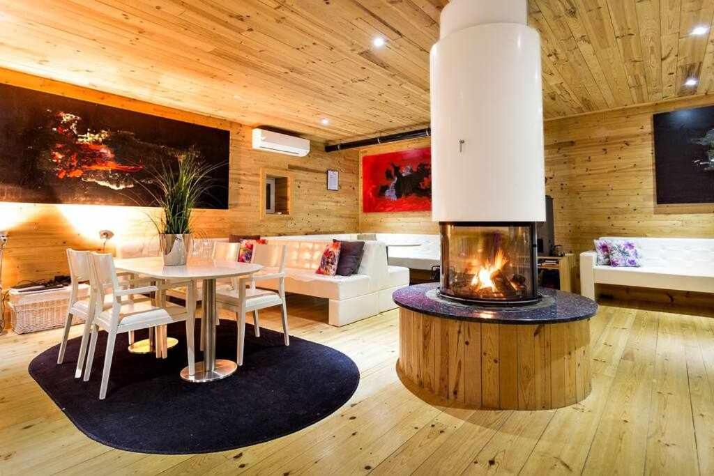 Six-Bedroom House - Photo 34