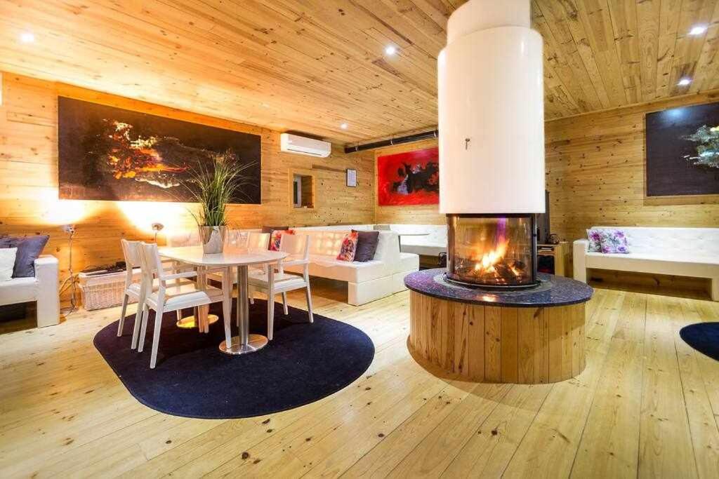 Six-Bedroom House - Photo 10