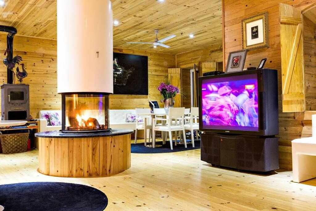 Six-Bedroom House - Photo 9