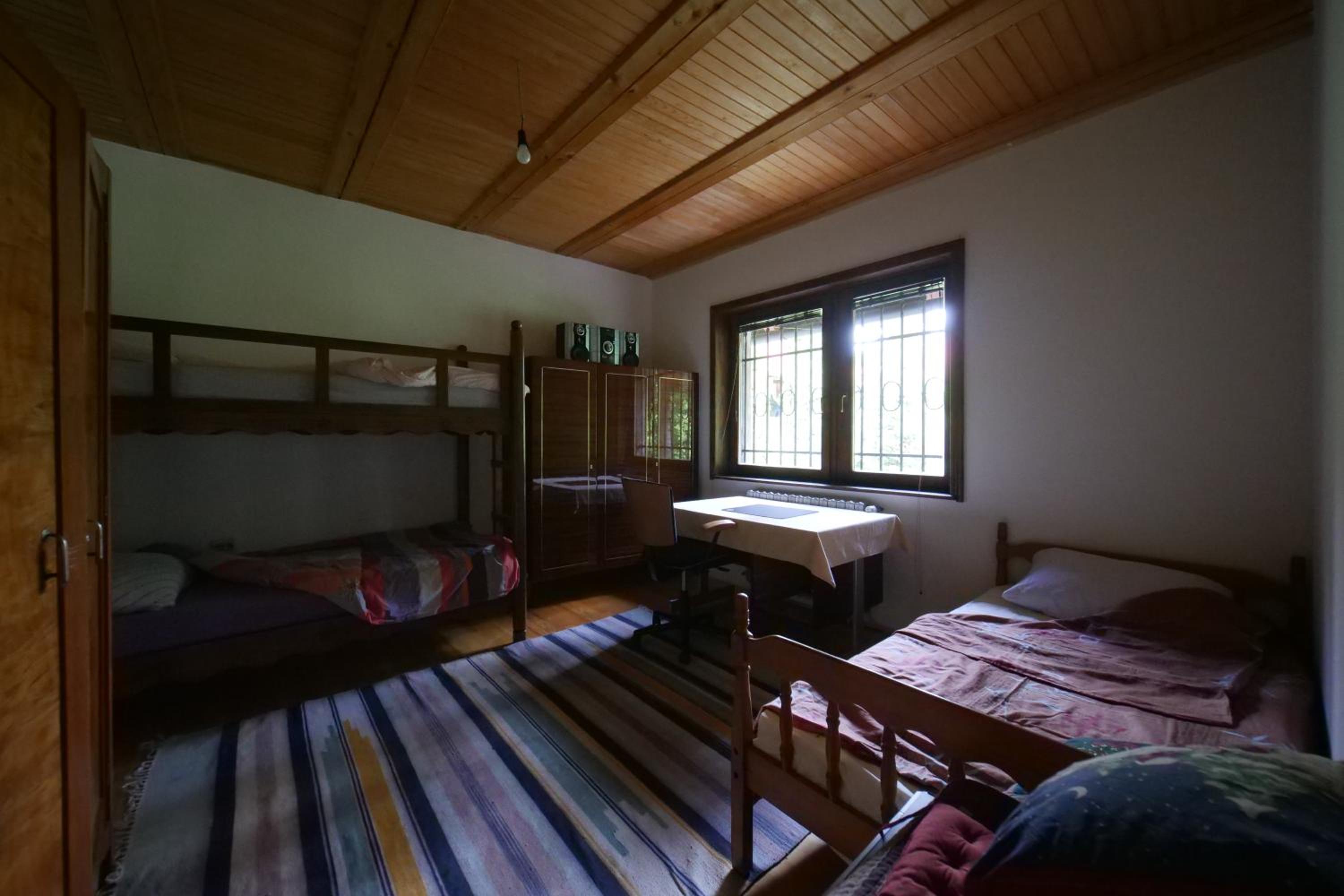 Five-Bedroom House photo 1
