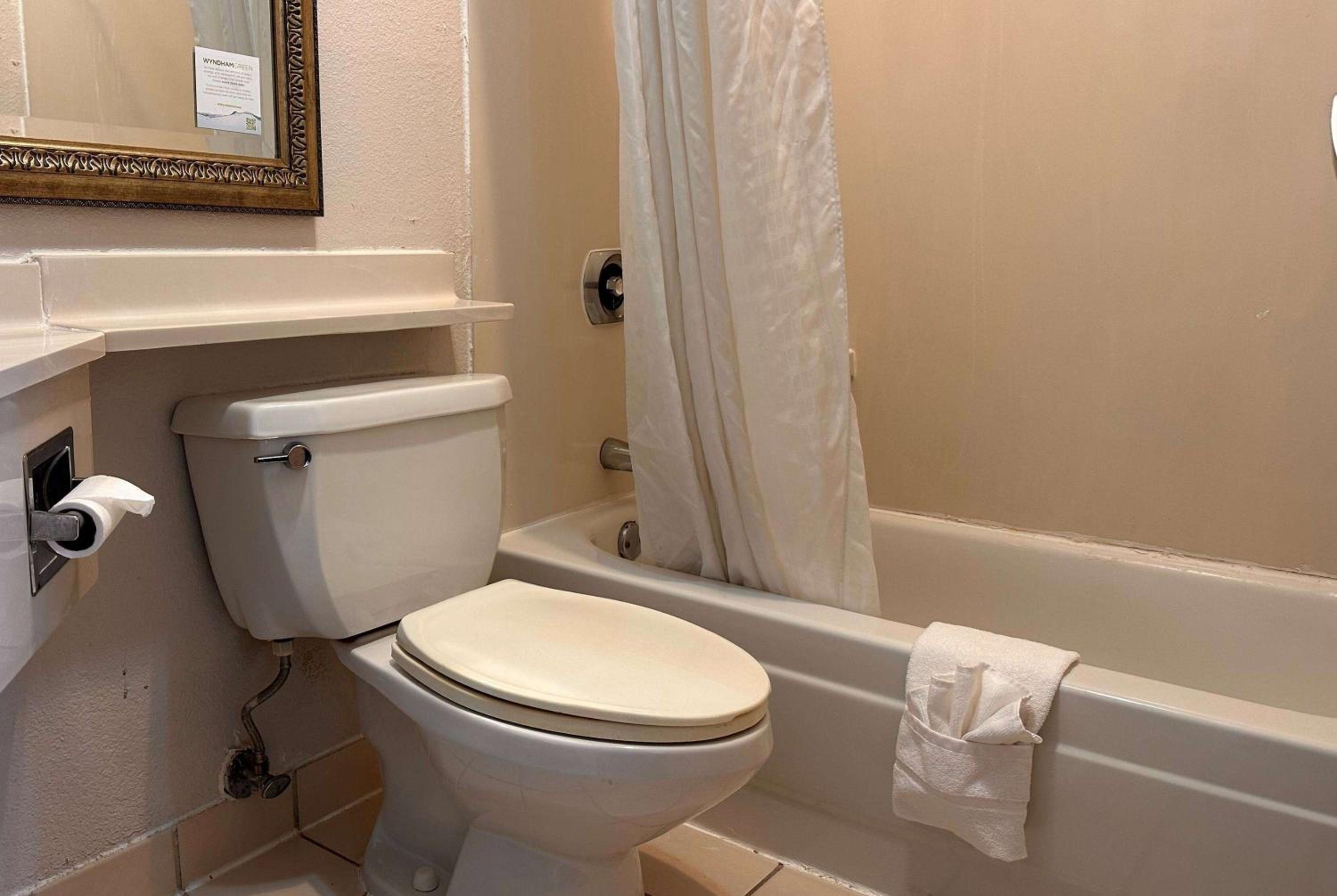 King Suite - Non-Smoking photo 2