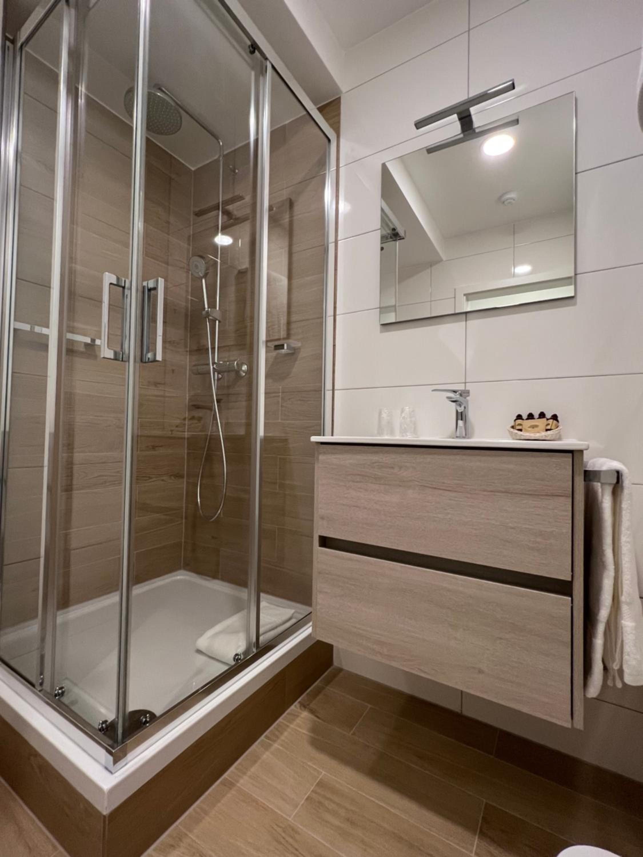 Small Double or Twin Room photo 3