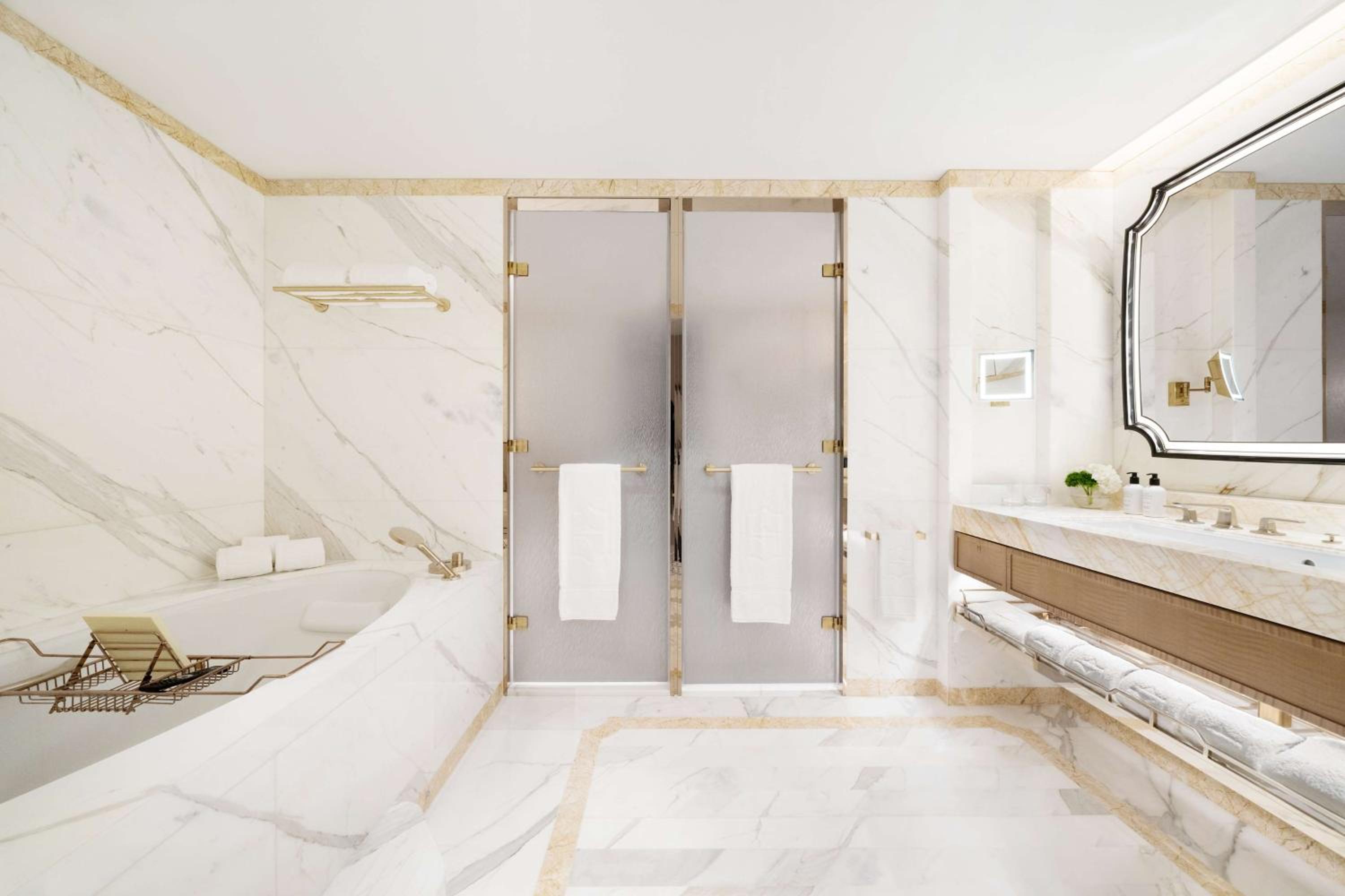 Island Shangri-La Premier Harbor View Suite