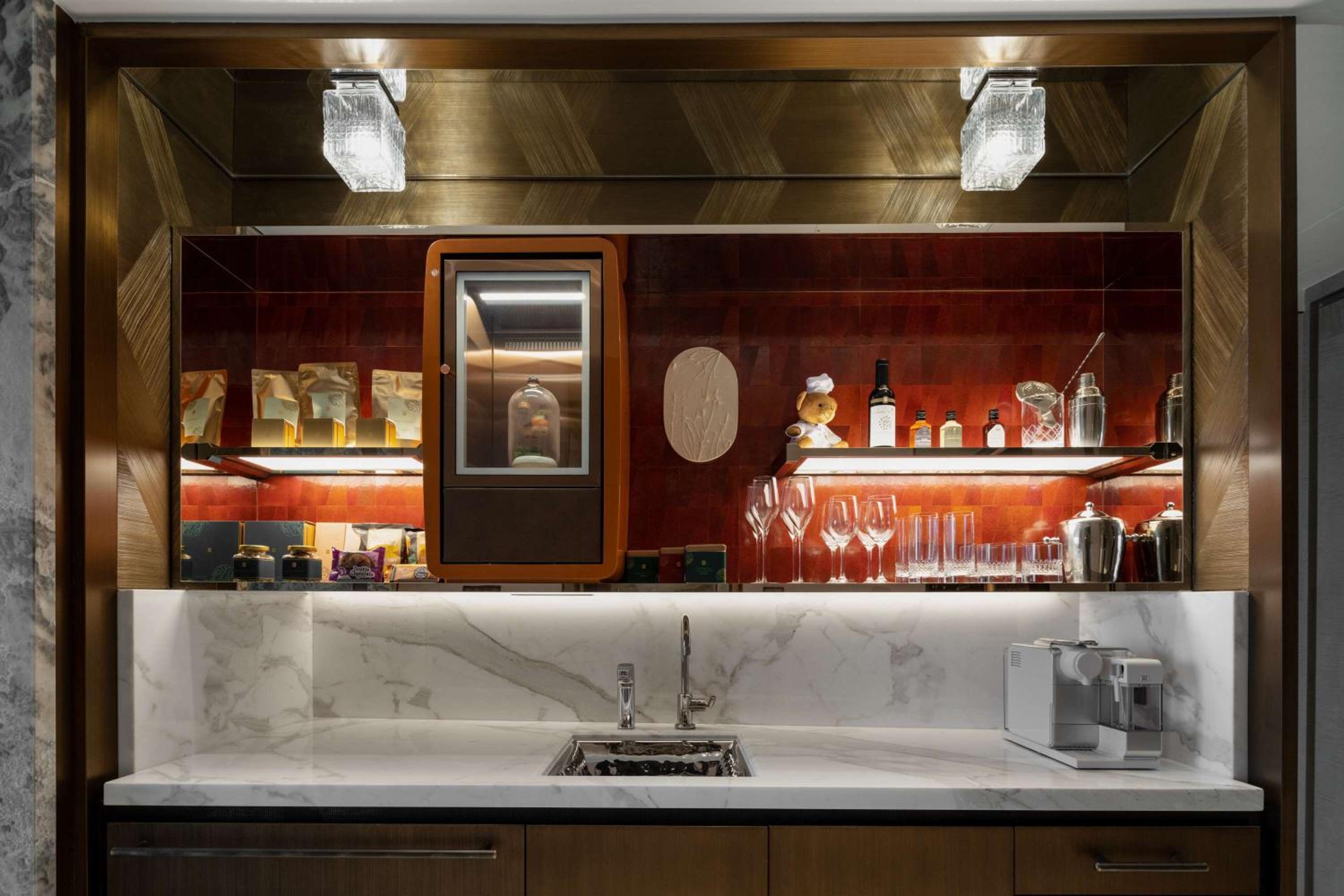 Island Shangri-La Premier Harbor View Suite