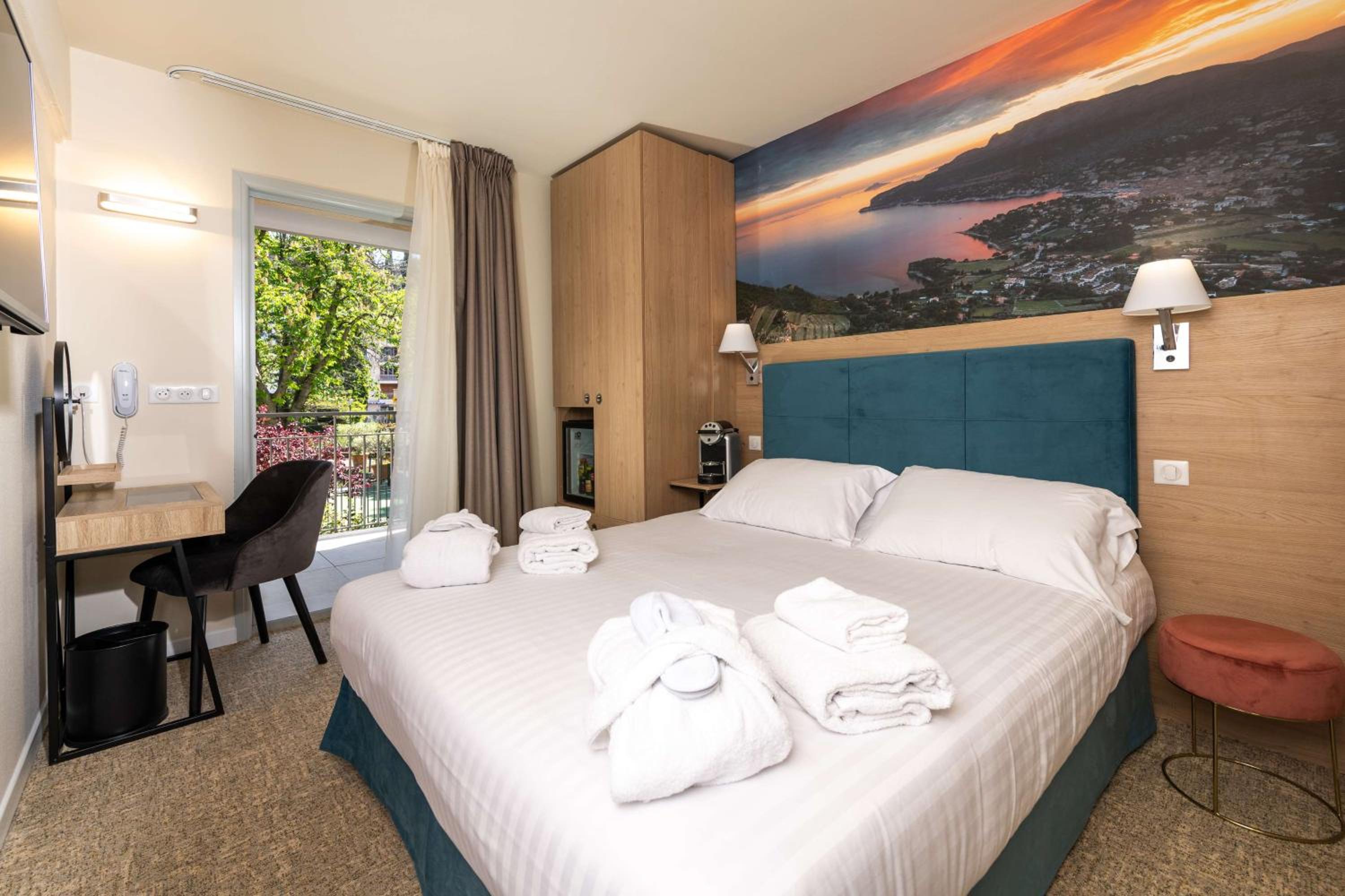 Superior Queen Room with Balcony and Garden View photo 2