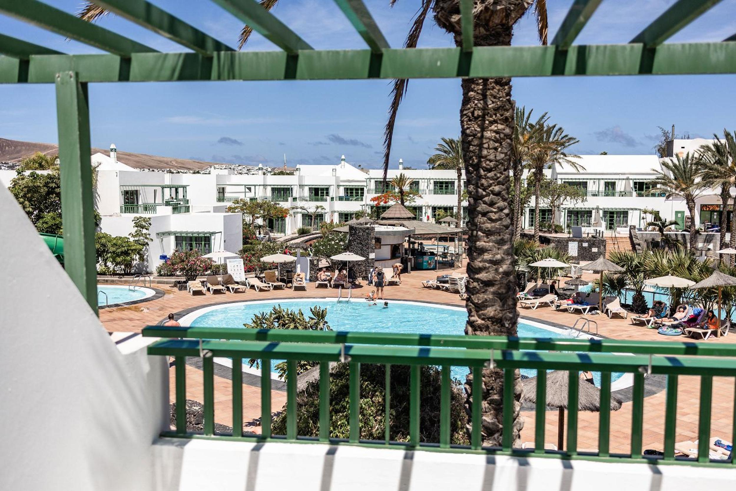 Classic one bedroom apartment with Balcony Pool View 2 Adults