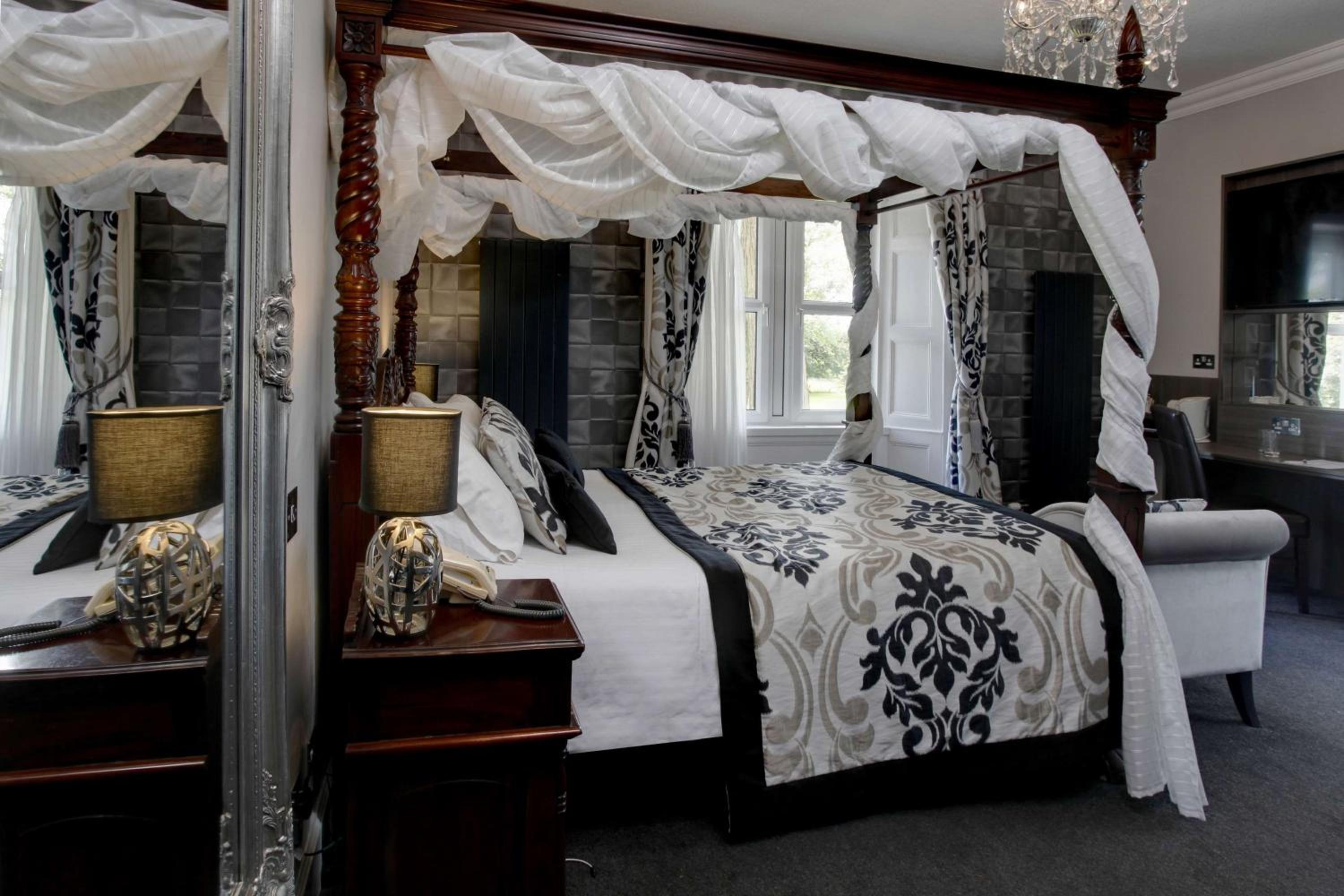 Four Poster Room photo 2