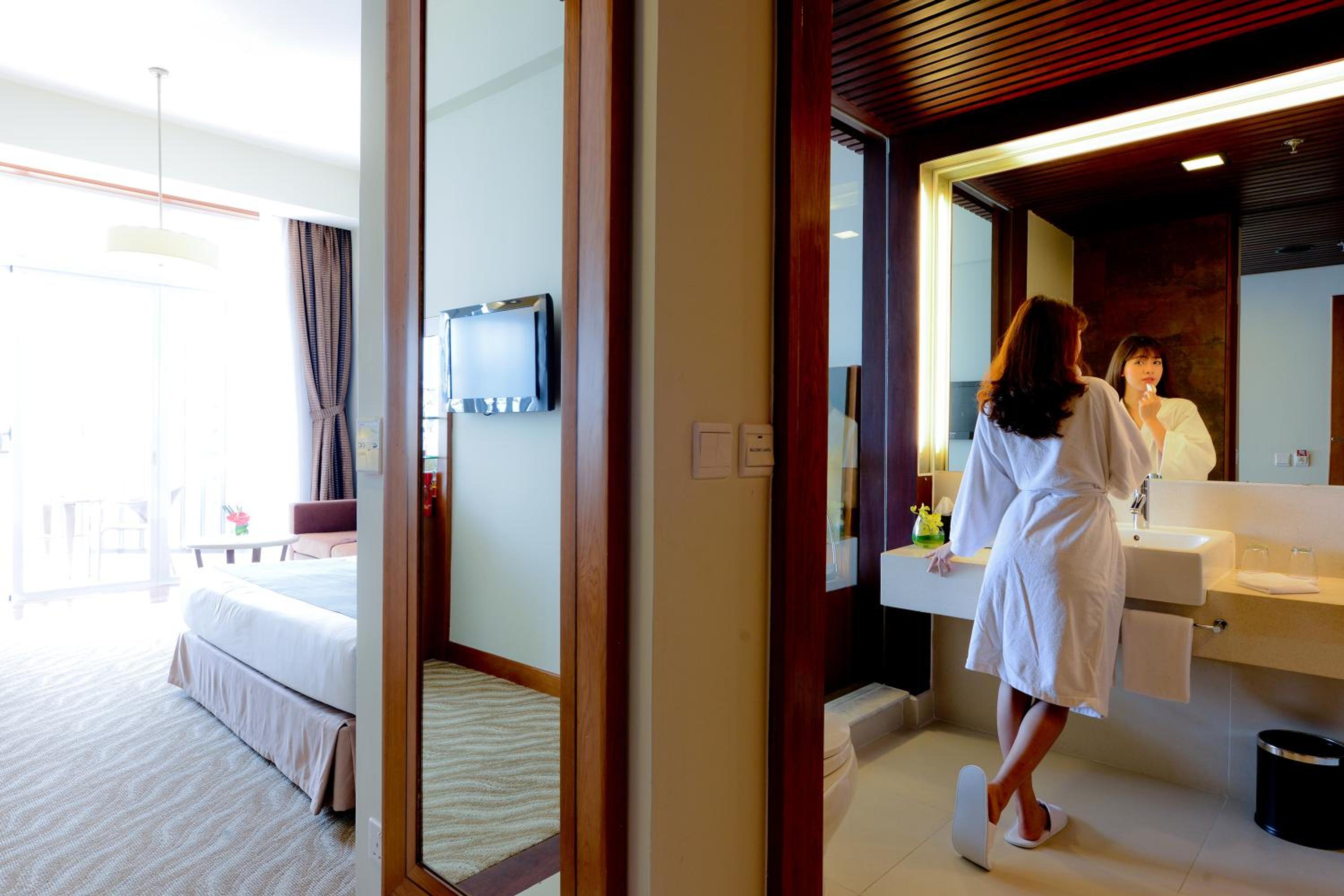 Superior King Room - Photo 11