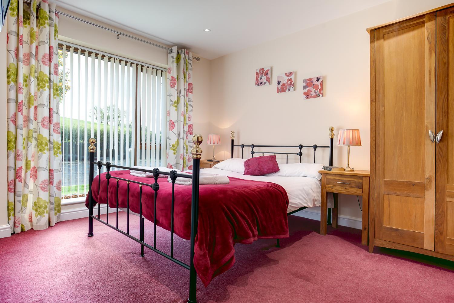 One Bedroom Dog Friendly Apartment Marina View- Ground Floor