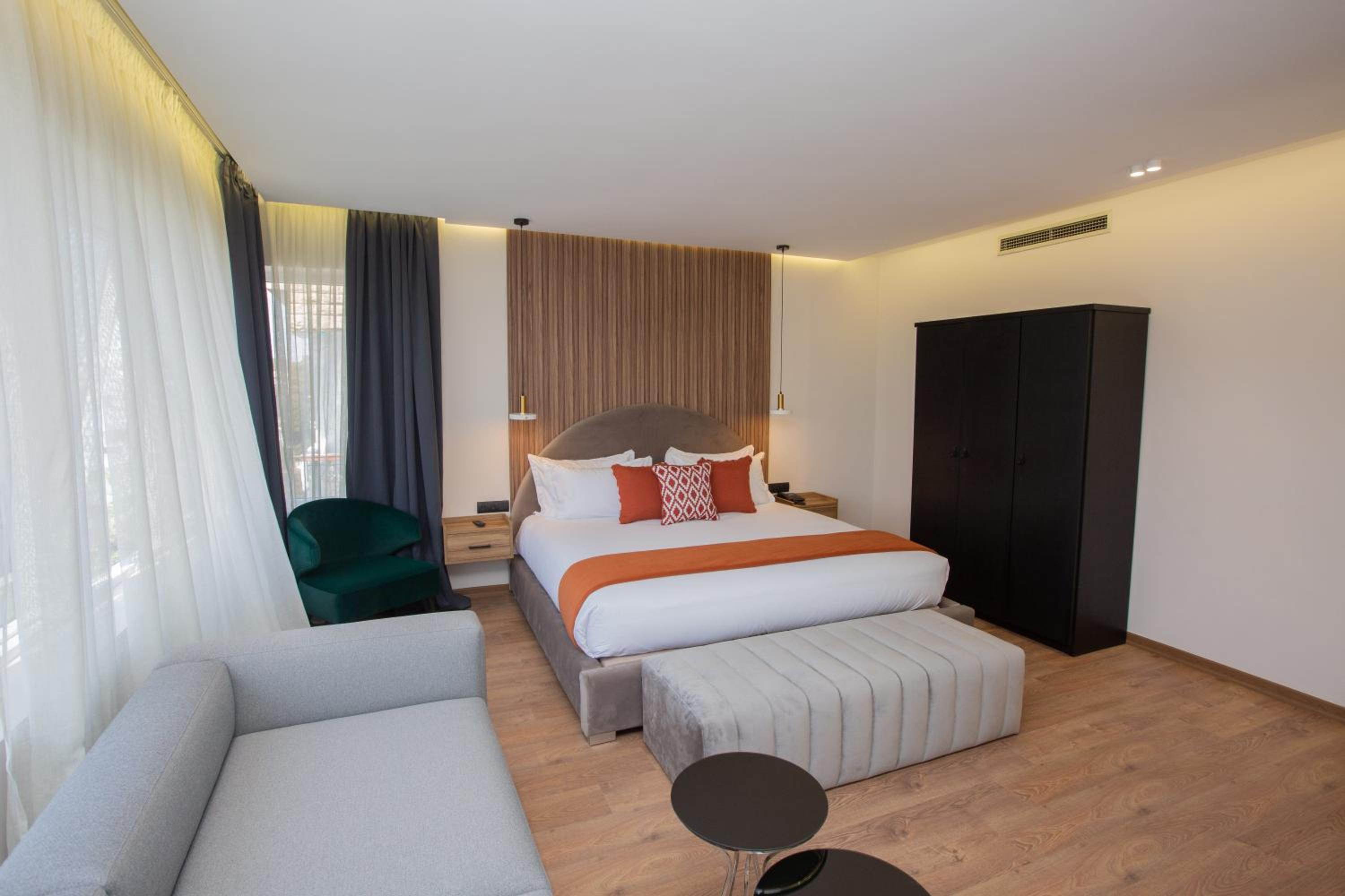 Deluxe Suite - Photo 1