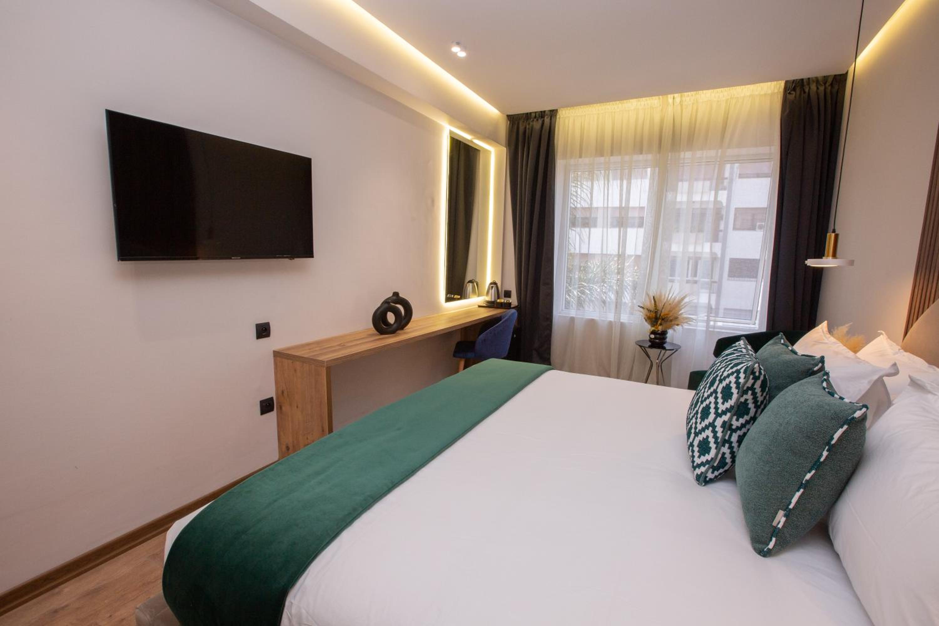 Superior King Room - Photo 9