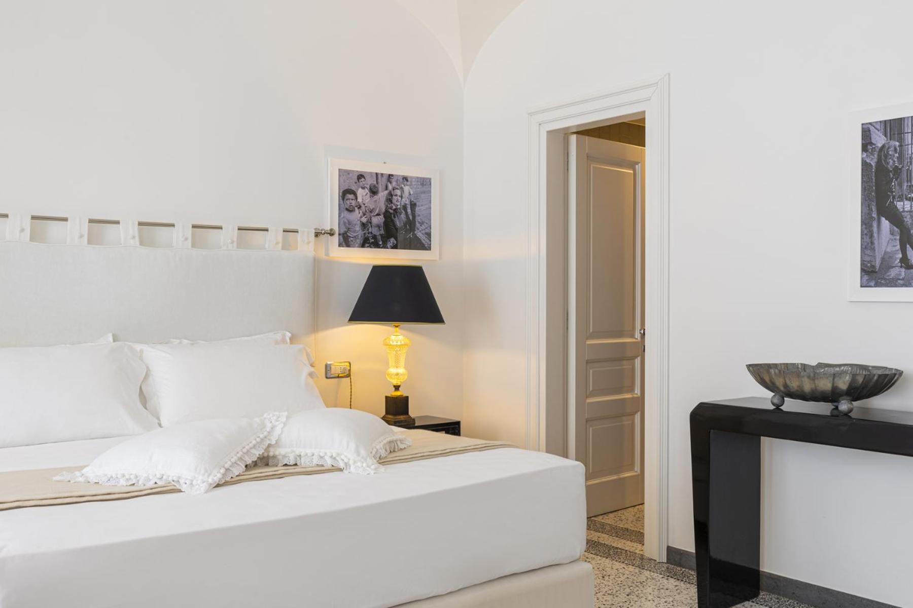King Room with Balcony - Photo 5