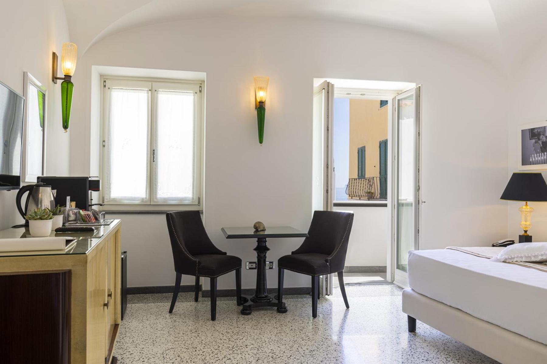 King Room with Balcony - Photo 3