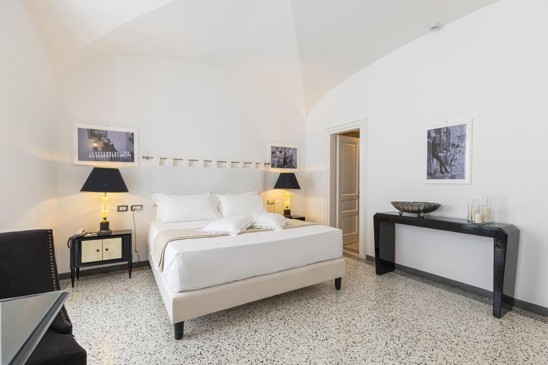 King Room with Balcony - Photo 4