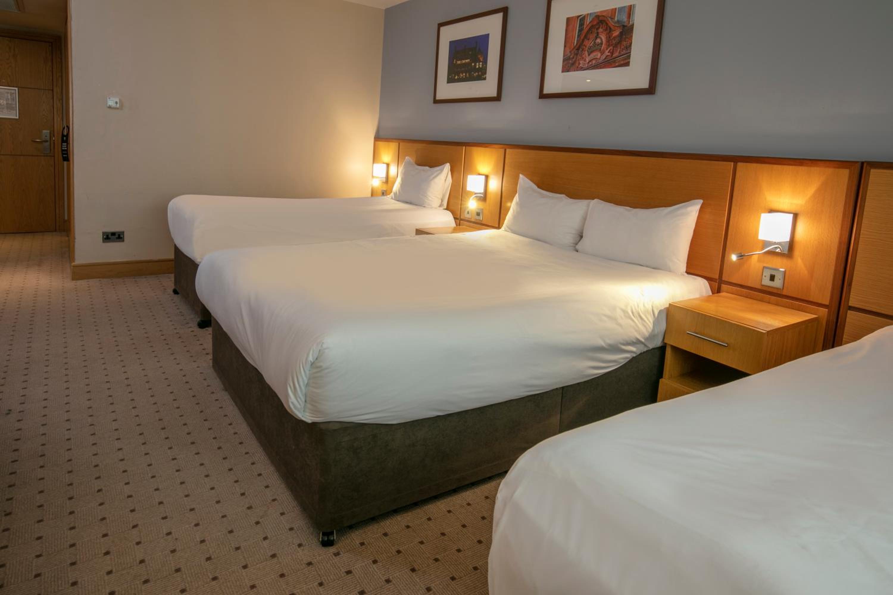 Family Room With Double Bed And Twin Beds photo 3