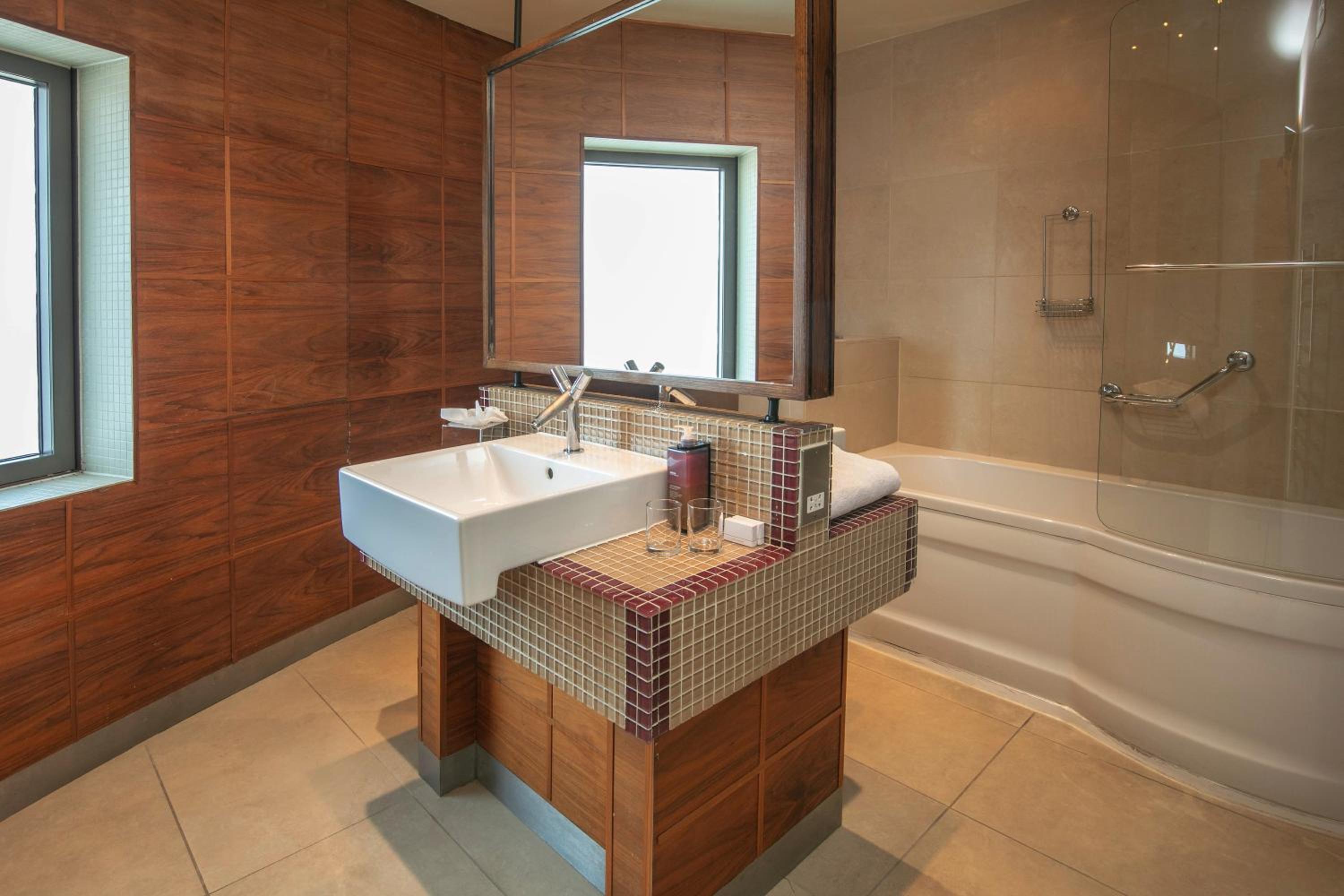 King Suite - Non-Smoking photo 3