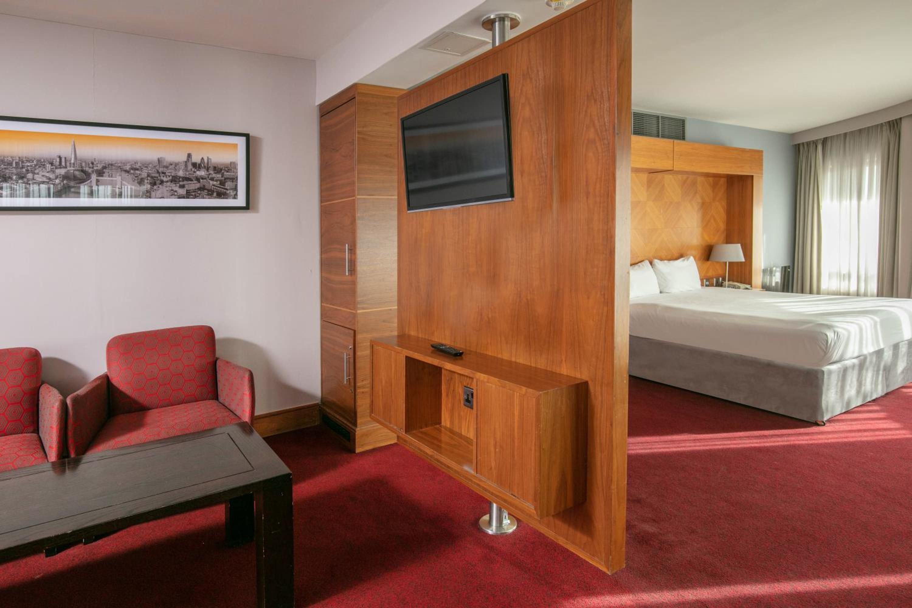 King Suite - Non-Smoking photo 2
