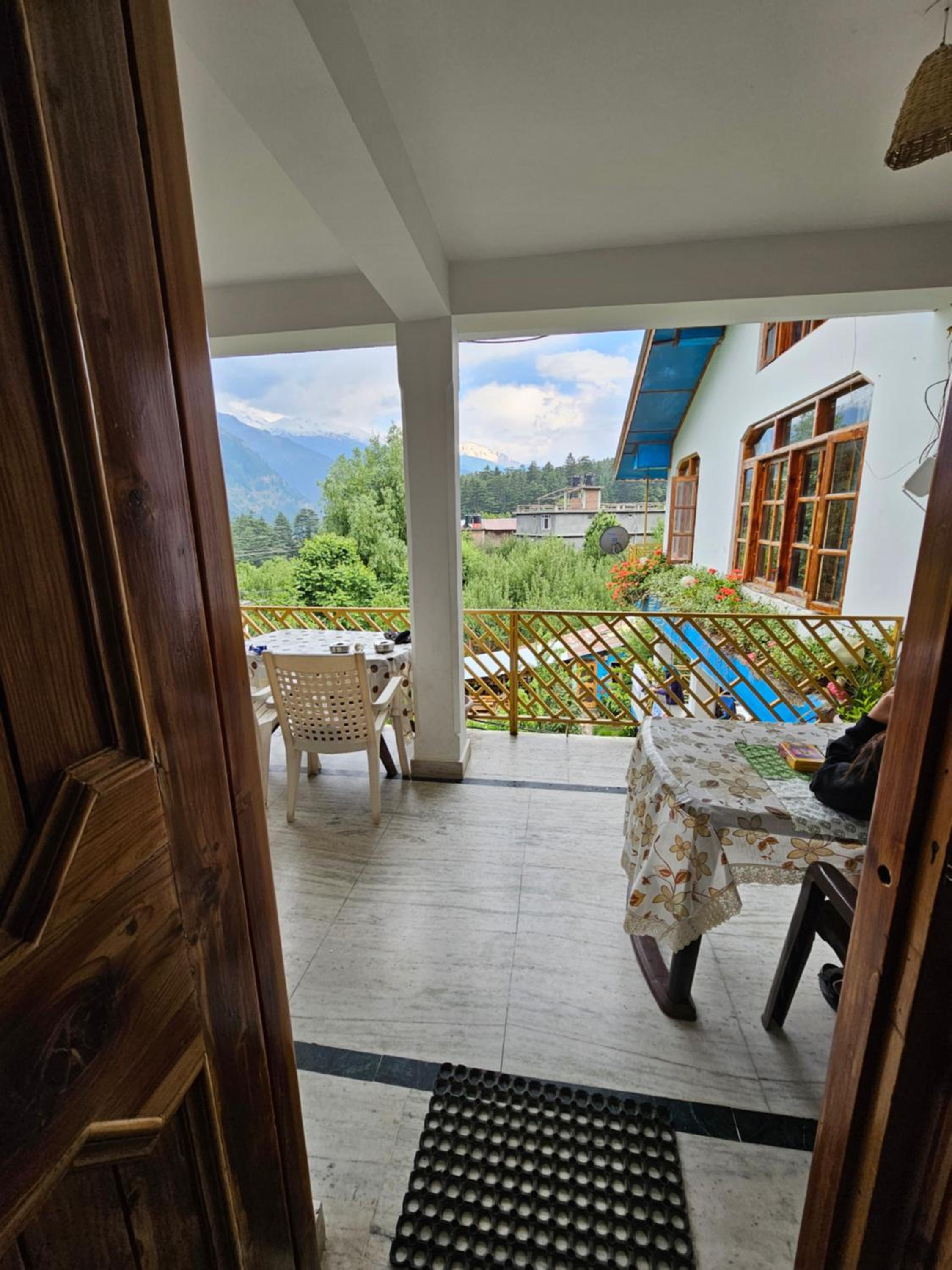 Deluxe Double Room with Bath - Photo 5
