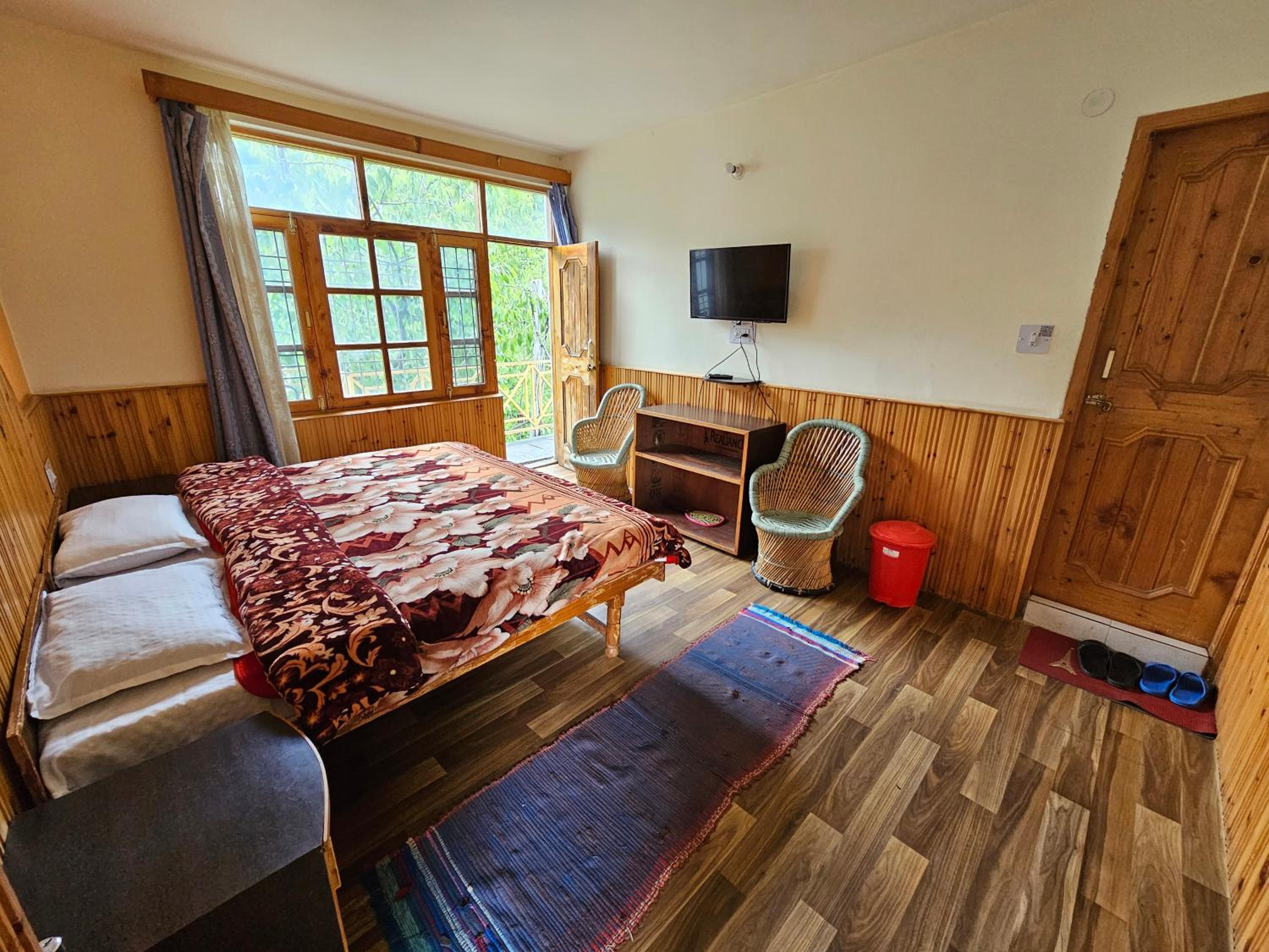 Deluxe Double Room with Balcony - Photo 6