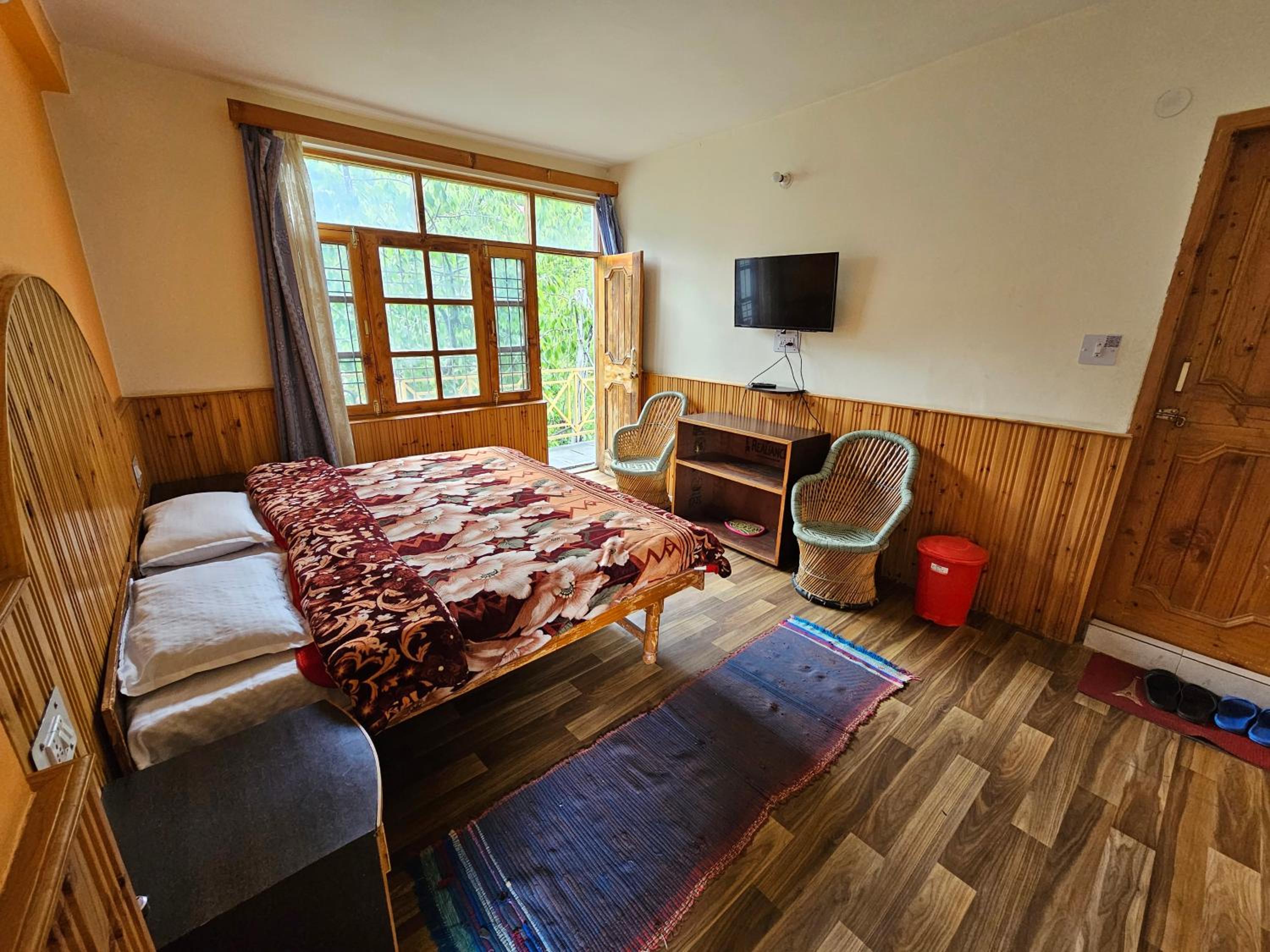 Deluxe Double Room with Balcony - Photo 3