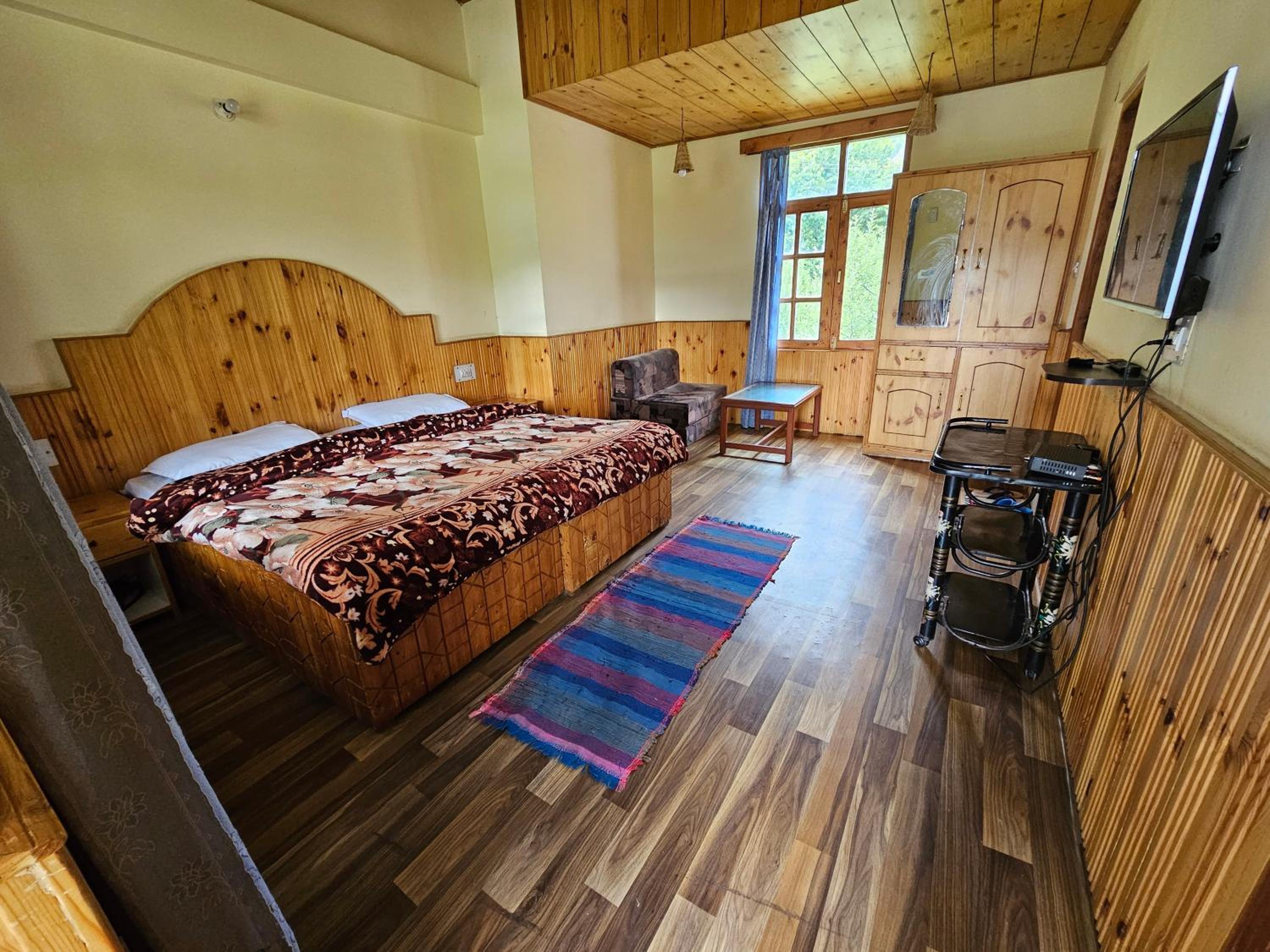 Deluxe Double Room with Bath - Photo 1