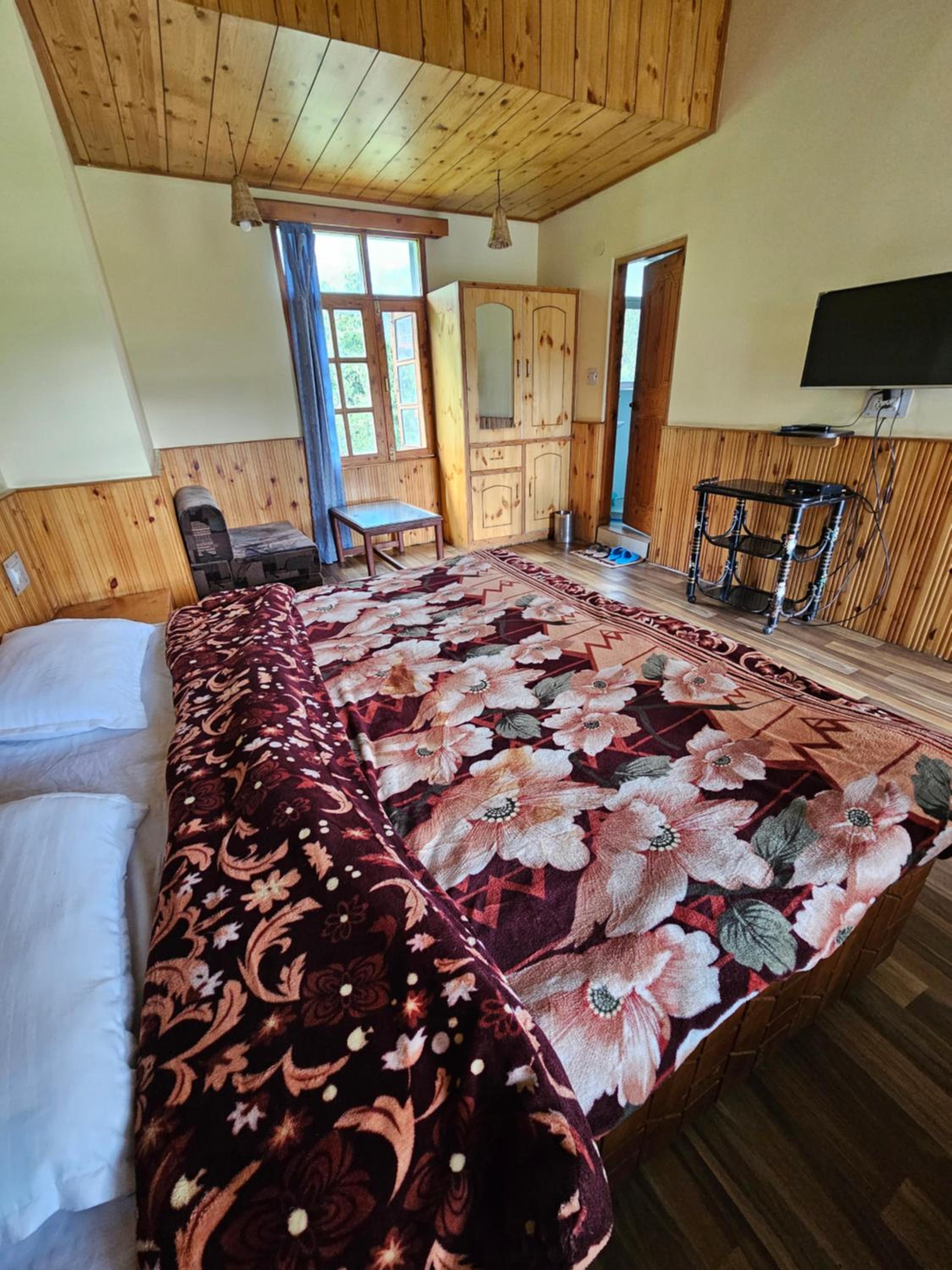 Deluxe Double Room with Bath - Photo 6